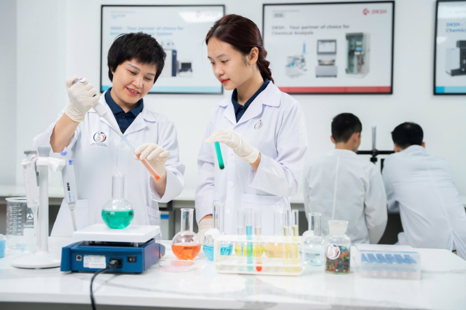 TS. Ngô Thị Thúy Hường(trái), Trưởng nhóm Nghiên cứu Hoá môi trường và Độc học sinh thái, Khoa Công nghệ sinh học, Hoá học và Kỹ thuật môi trường, Đại học Phenikaa và các cộng sự thực hiện cũng chỉ ra rằng vi nhựa không chỉ gây ô nhiễm môi trường mà còn gây tác hại xấu cho sức khỏe con người, đặc biệt là có thể kháng kháng sinh, yếu tố bảo vệ hệ miễn dịch, phòng ngừa bệnh tật.