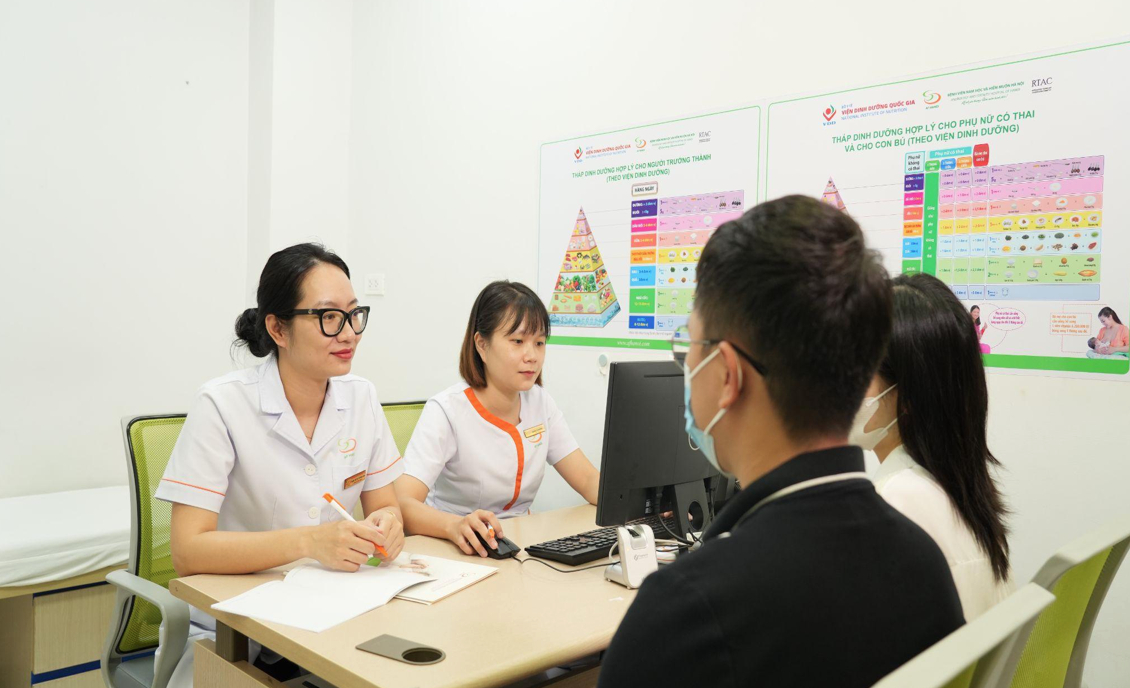   TS.BS Bùi Thị Phương Hoa, Trưởng phòng Nghiên cứu Khoa học và Đào tạo - Bác sĩ Di truyền tư vấn cho bệnh nhân.  