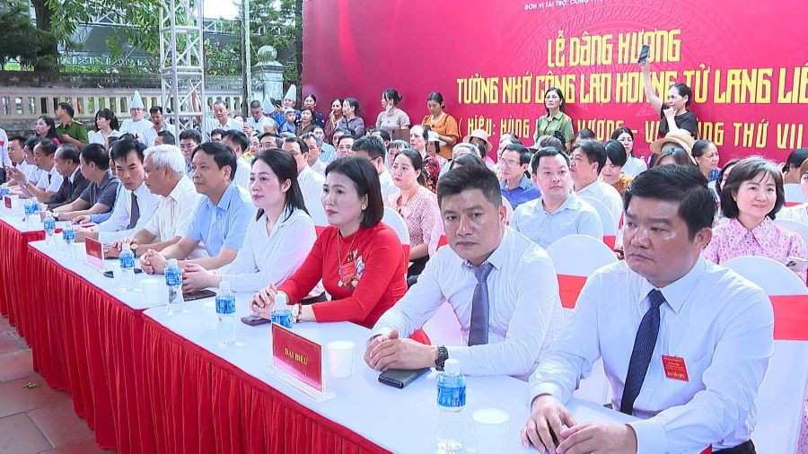 Các đại biểu tham dự Lễ dâng hương tưởng nhớ công lao Hoàng tử Lang Liêu.