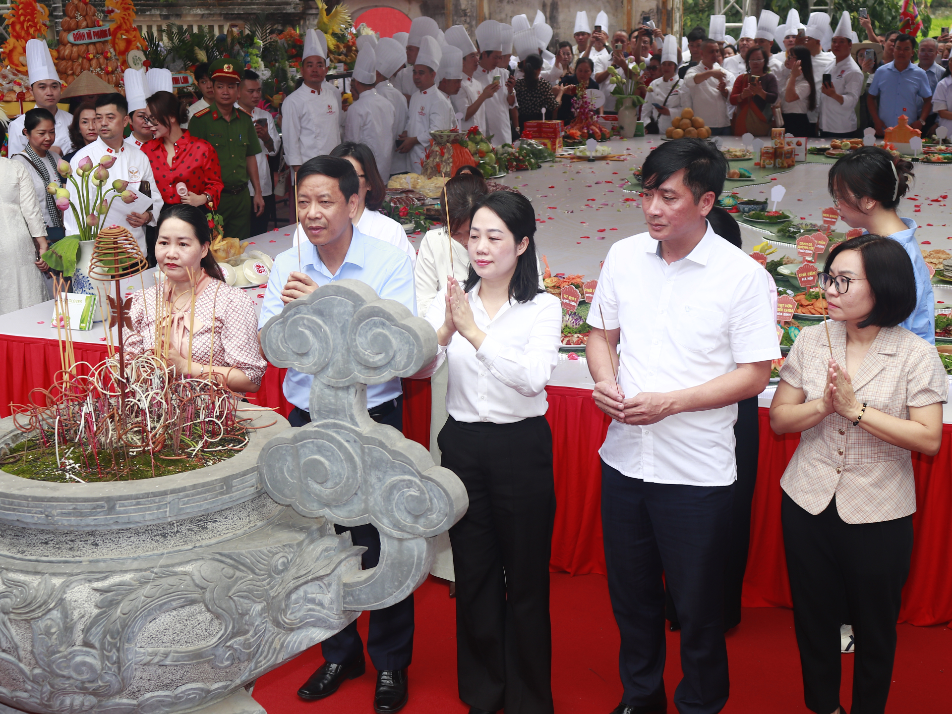  Đầu bếp ba miền thành kính dâng lễ tri ân Tổ nghề Lang Liêu