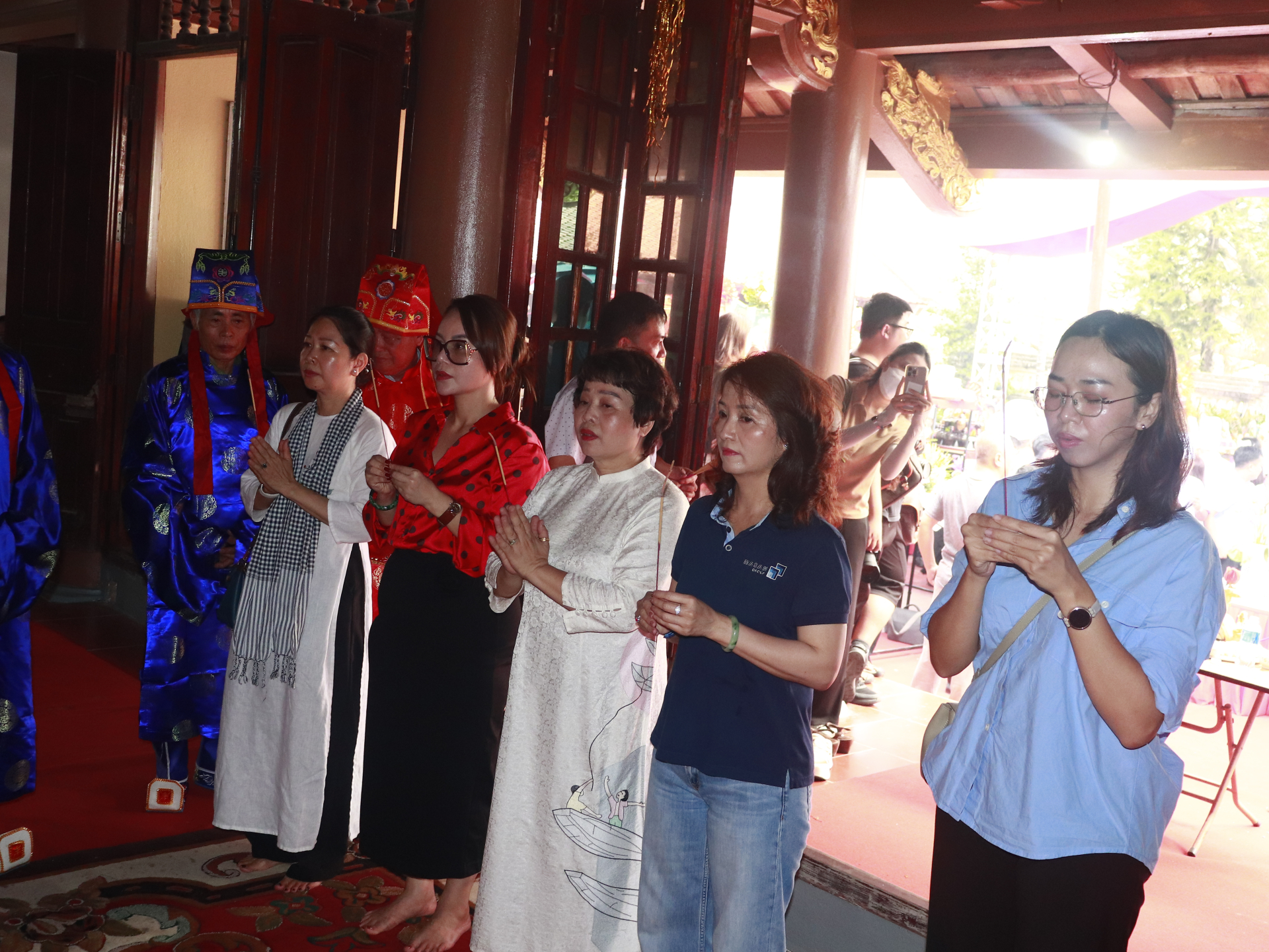 Các đại biểu, đầu bếp, nghệ nhân thành kính dâng hương tri ân Hoàng tử Lang Liêu.