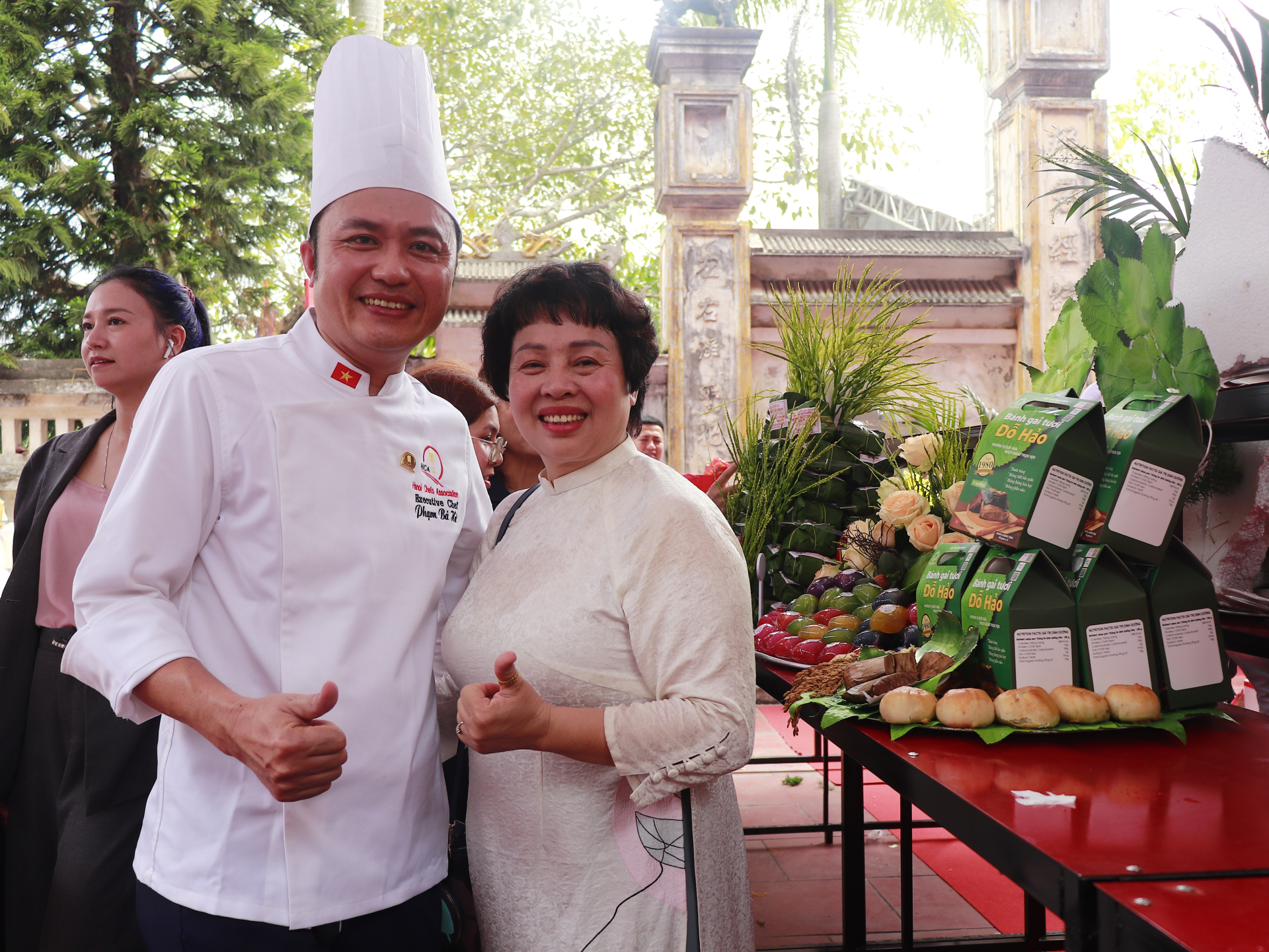 Chủ tịch Hội đầu bếp Hà Nội Phạm Bá Hà và nghệ nhân Lê Thị Thiết bày tỏ vui mừng khi dự Lễ dâng hương tưởng nhớ, tri ân Tổ nghề bếp Việt Nam.