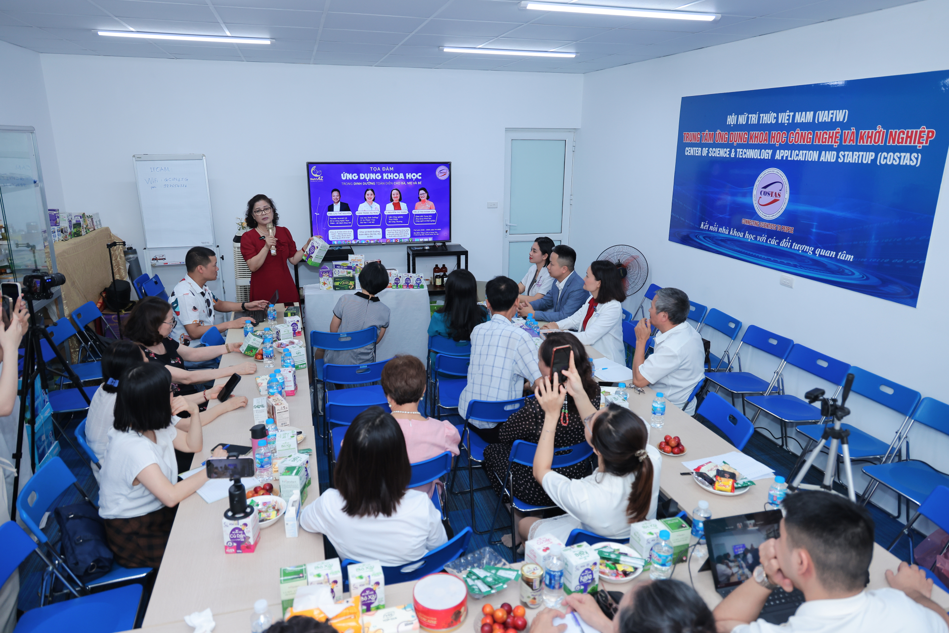 Đông đảo các nhà khoa học, nữ trí thức và khách mời tham dự tọa đàm.