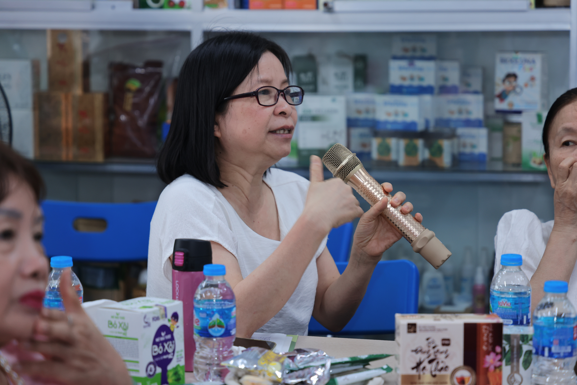 Nhiều khách mời đặt câu hỏi về chế độ dinh dưỡng đều được các chuyên gia giải đáp.