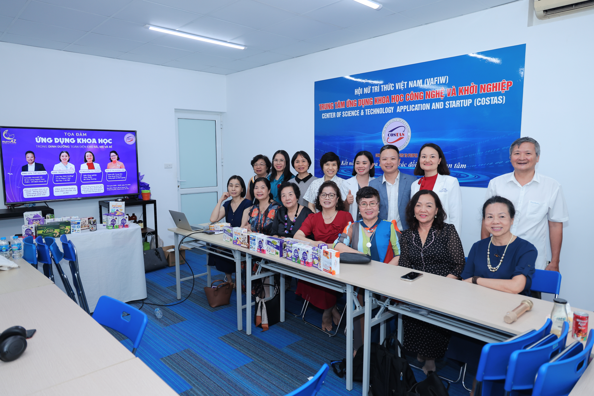 Các nhà khoa học, chuyên gia, đại biểu, khách mời chụp ảnh lưu niệm.