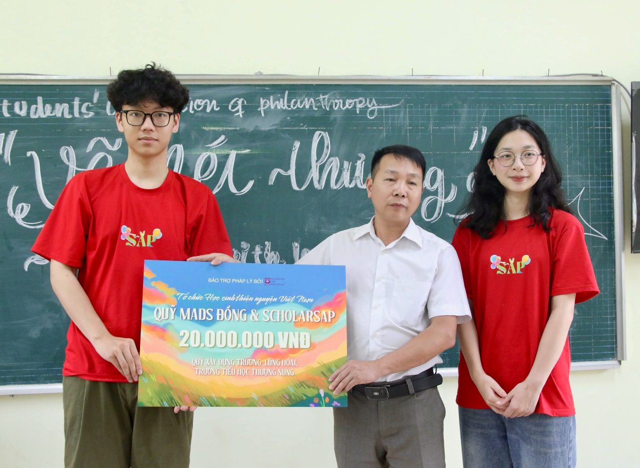 Những phần quà, học bổng được trao tặng giúp các em học sinh có thêm động lực và niềm tin vào một tương lai tươi sáng.