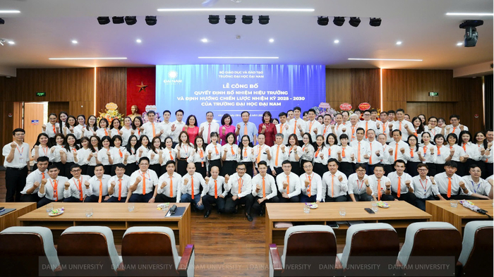 Tập thể cán bộ GV trường ĐH Đại Nam chúc mừng PGS.TS Đào Thị Thu Giang được bổ nhiệm làm Hiệu trưởng DNU.