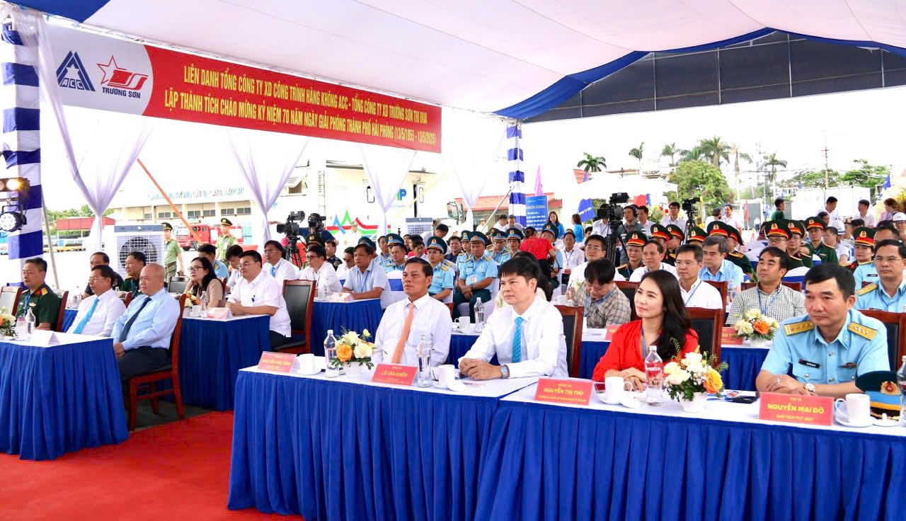   Các đại biểu dự lễ khởi công gói thầu số 6 thi công xây dựng công trình dự án mở rộng sân đỗ máy bay Cảng Hàng không Quốc tế Cát Bi - giai đoạn 2.  