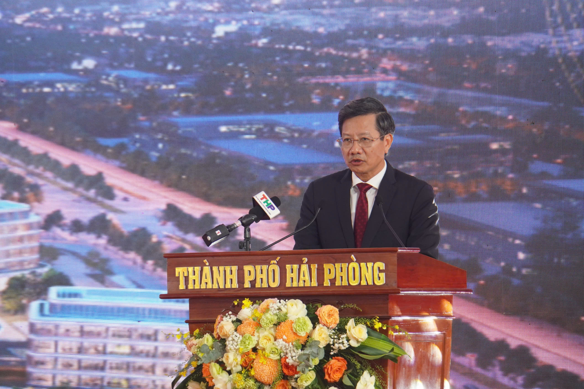 PCT thường trực UBND TP Hải Phòng Lê Anh Quân đánh giá, những kết quả ấn tượng trong phát triển KT - XH của thành phố trong năm qua là nhờ sự chỉ đạo sát sao của lãnh đạo Thành ủy, Hội đồng nhân dân, Ủy ban nhân dân thành phố, sự cố gắng, nỗ lực của các Sở, Ban, ngành, địa phương và đặc biệt là sự ủng hộ, đồng thuận của cộng đồng doanh nghiệp cùng toàn thể nhân dân Hải Phòng.