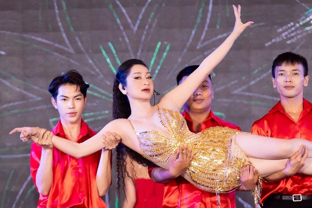 Từ ánh đèn sân khấu sắc đẹp đến trái tim nhân ái, cộng đồng: Triết lý sống sâu sắc của nữ chủ tịch Hường Phạm
