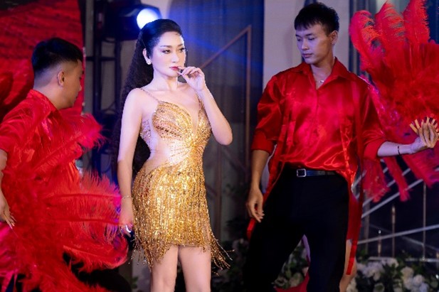 Chủ tịch Hường Phạm trình diễn và tỏa sáng tại đêm chung kết Hoa hậu Diva Doanh nhân Việt Nam Quốc tế Toàn cầu 2025 – Miss Diva Businesswoman Vietnam Internatioanl Global 2025 tối 23/5 ở Bà Rịa – Vũng Tàu.