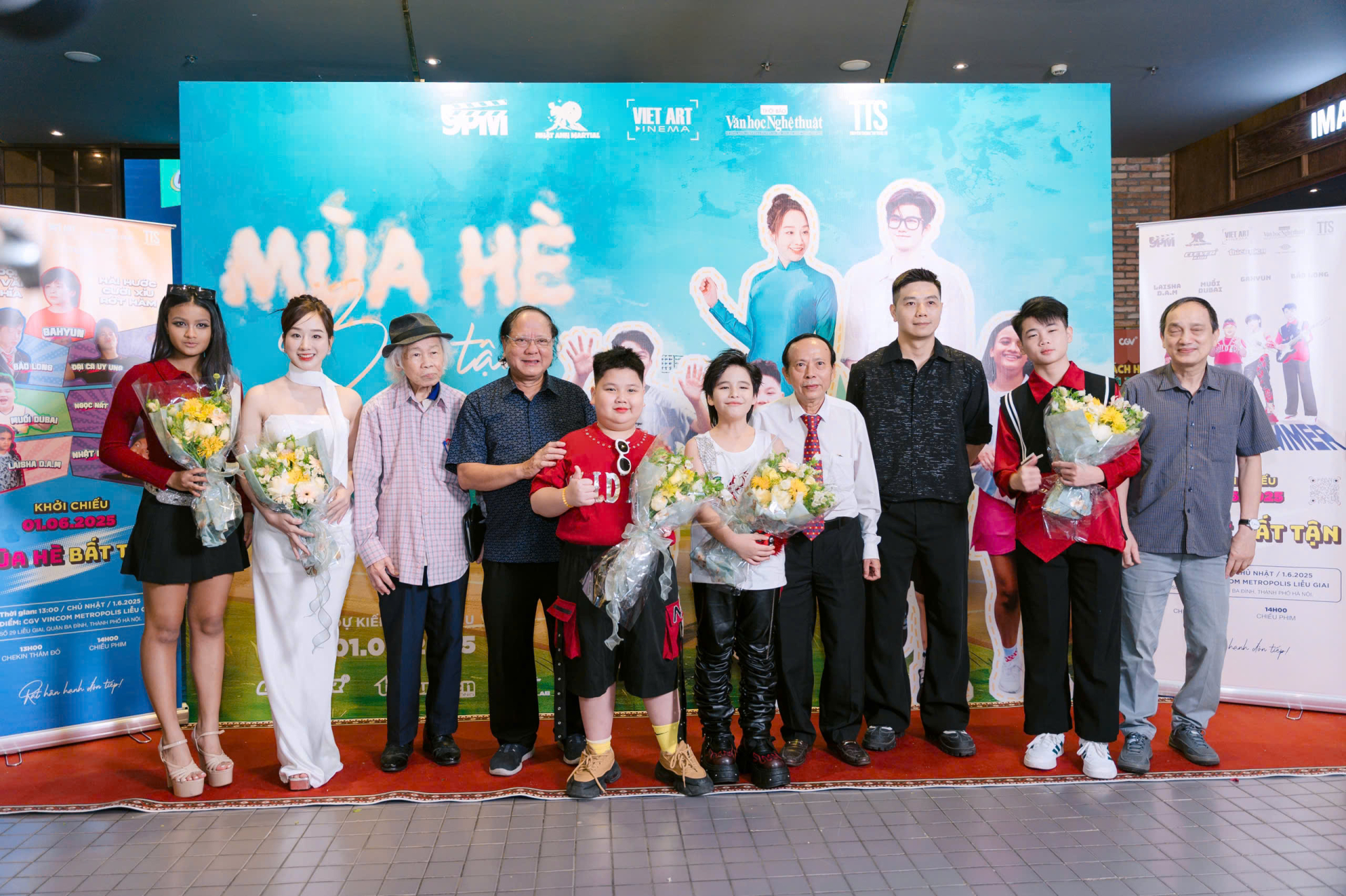   Chủ tịch Hội Điện ảnh Việt Nam Đỗ Lệnh Hùng Tú , nhà báo Hoàng Dự, TBT Thời Báo Văn học nghệ thuật, Chủ tịch VietArt Film cùng các đạo diễn và êkip diễn viên đoàn phim.  