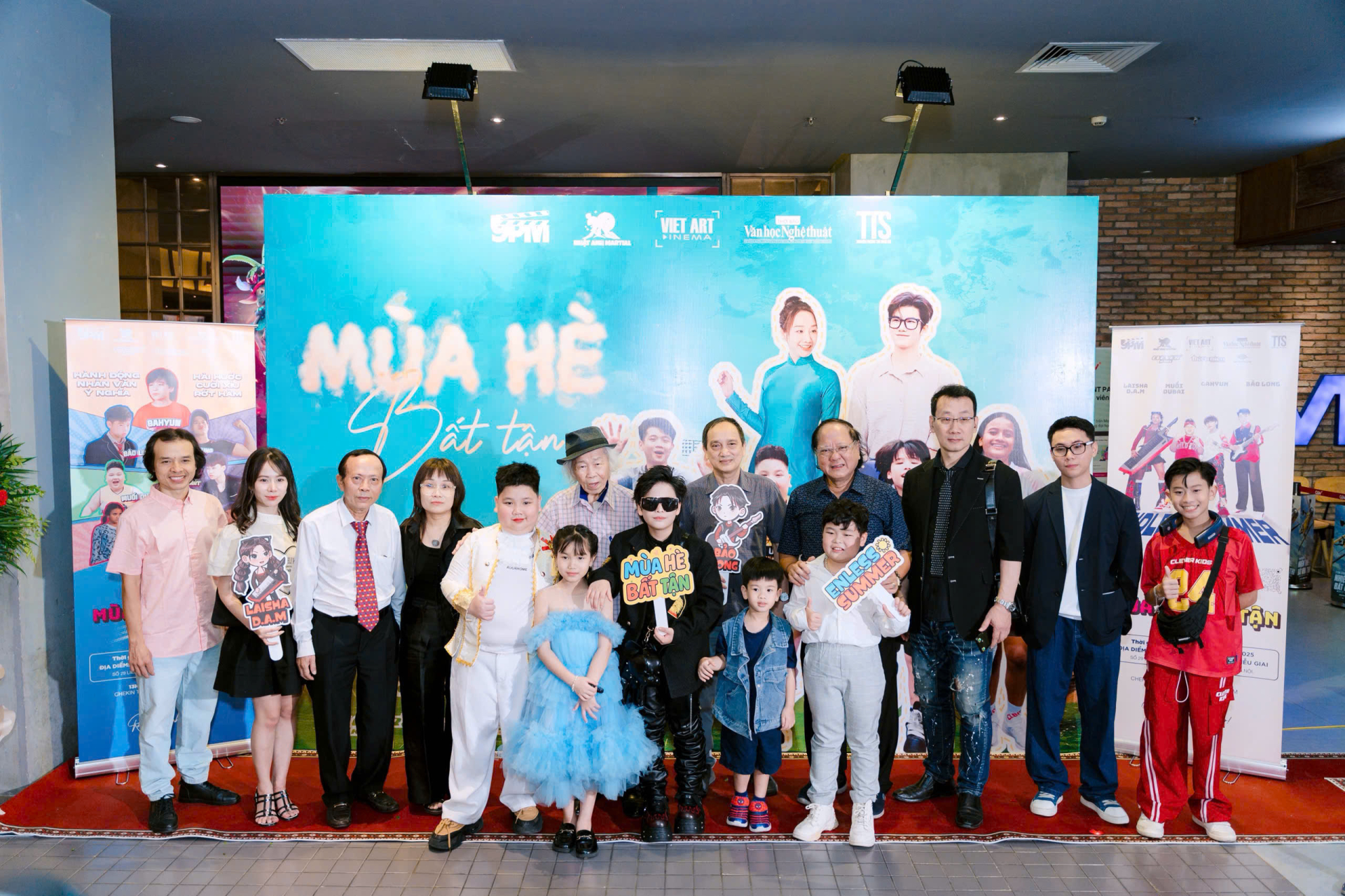 Buổi lễ ra mắt phim thu hút sự quan tâm của đông đảo công chúng.