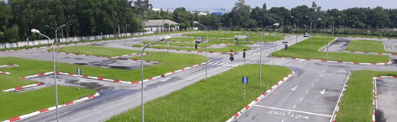 Hệ thống cơ sở vật chất, sân tập hiện đại, đạt tiêu chuẩn phục vụ đào tạo, sát hạch lái xe của nhà trường.