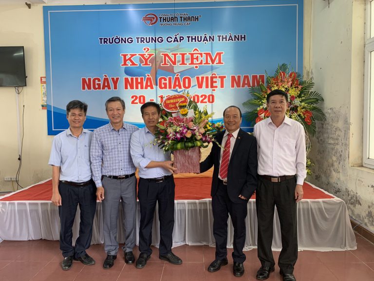 Thầy Phạm Anh Tuấn, Hiệu trưởng và BLĐ nhà trường tại Lễ kỷ niệm Ngày Nhà giáo VN 20/11