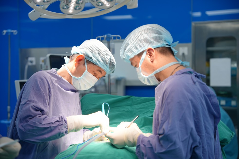Kíp mổ BVĐK Hồng Ngọc cứu sống bệnh nhân sau hơn 2 giờ phẫu thuật.