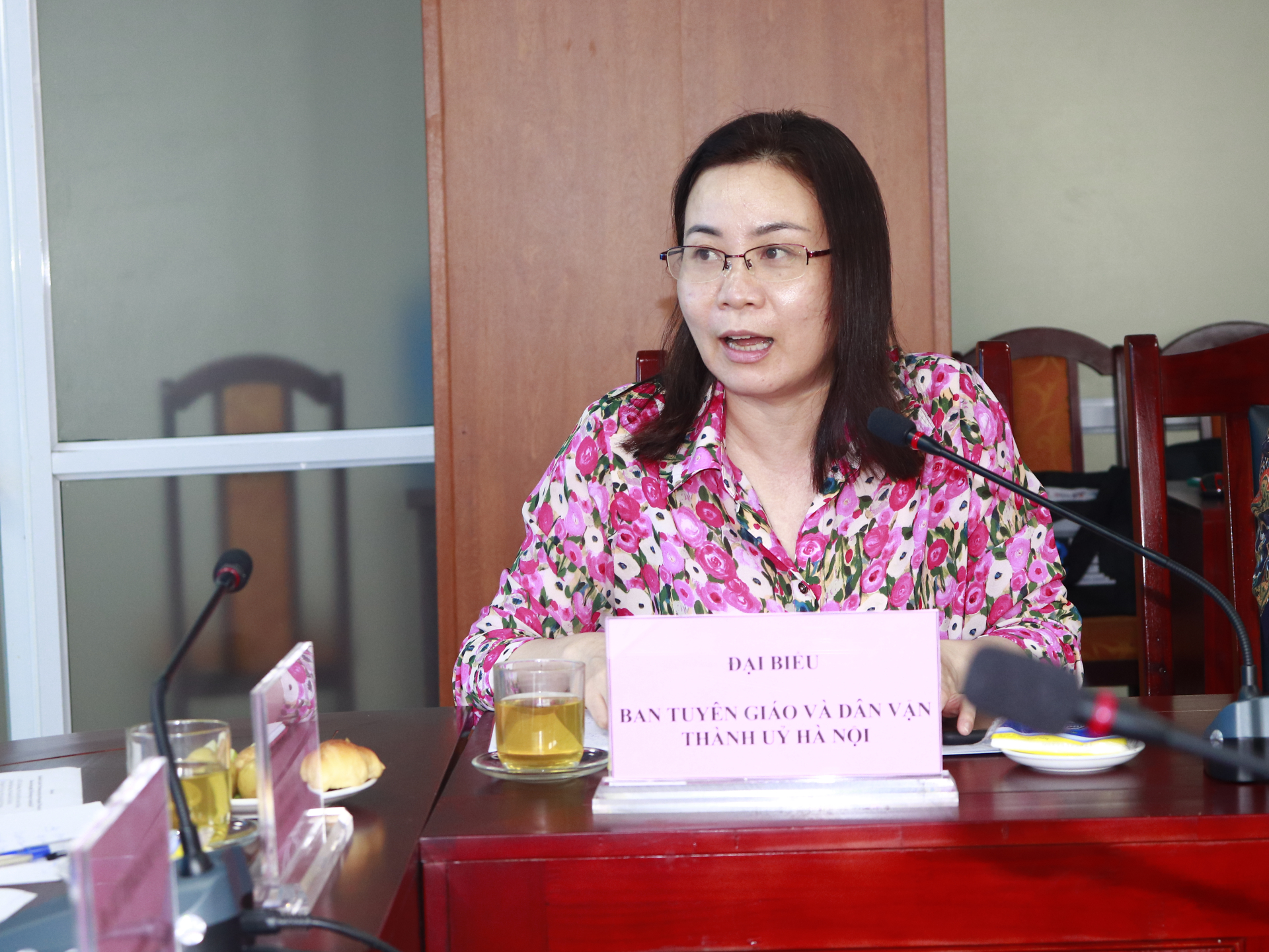 Bà Nguyễn Kim Lan, Phó phòng đoàn thể và các hội, Ban tuyên giáo và Dân vận Thành ủy Hà Nội tham dự tọa đàm.