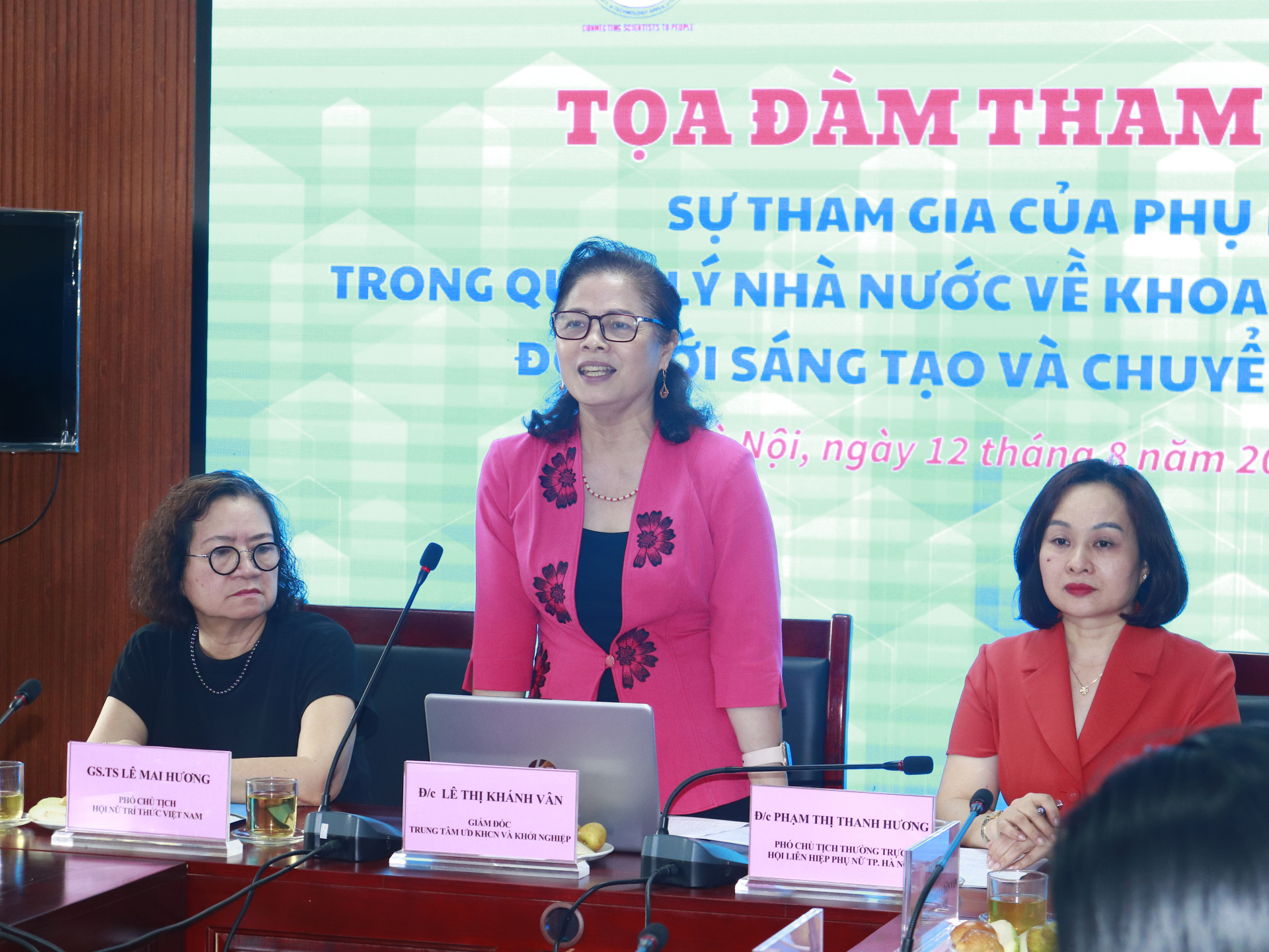 Bà Lê Thị Khánh Vân, Giám đốc Trung tâm tâm ứng dụng KHCN và Khởi nghiệp thuộc Hội Nữ trí thức Việt Nam ghi nhận các ý kiến đóng góp quý bàu của các đại biểu.