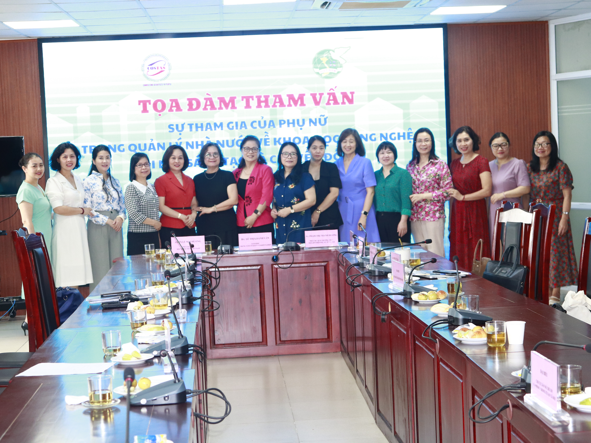 Các đại biểu chụp ảnh lưu niệm.