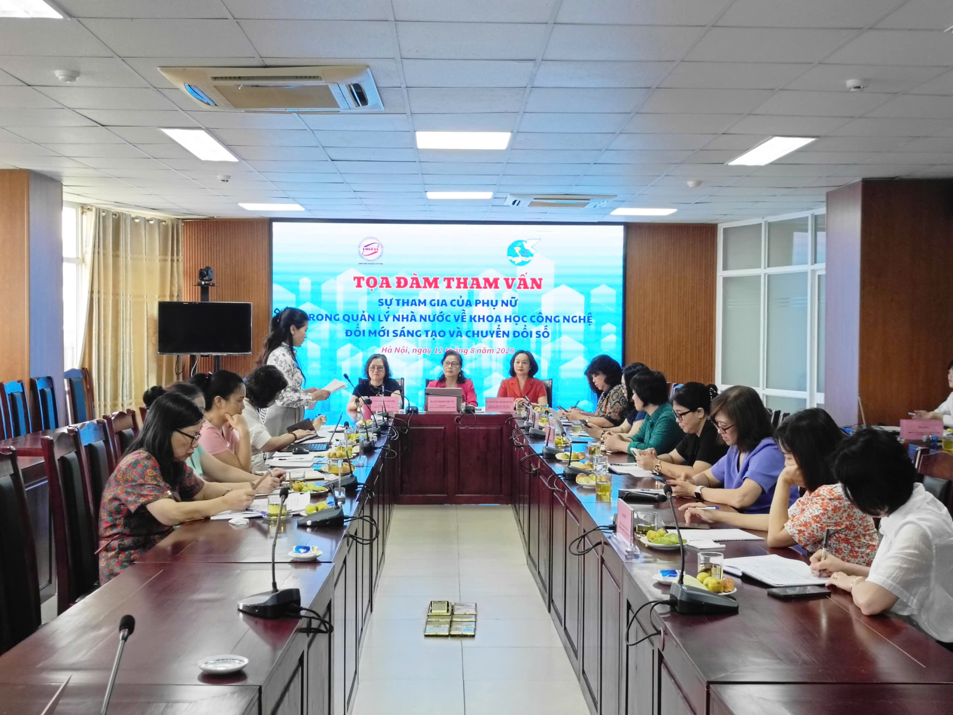 Các đại biểu tham dự tọa đàm Tọa đàm tham vấn về “Sự tham gia của phụ nữ trong quản lý nhà nước về Khoa học công nghệ, Đổi mới sáng tạo và Chuyển đổi số” sáng 12/8.