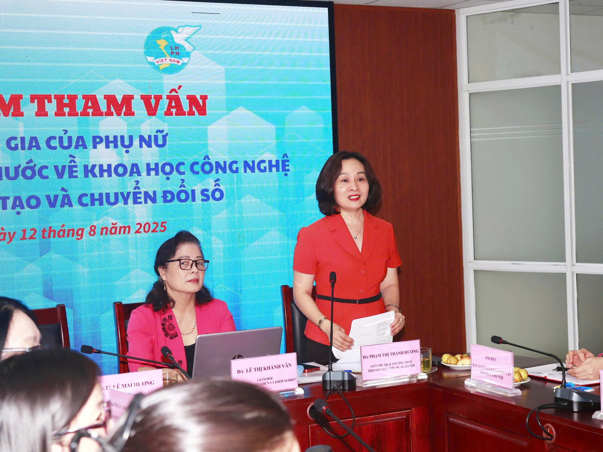  Phó chủ tịch thường trực Hội LHPN TP. Hà Nội Phạm Thị Thanh Hương phát biểu khai mạc tọa đàm.