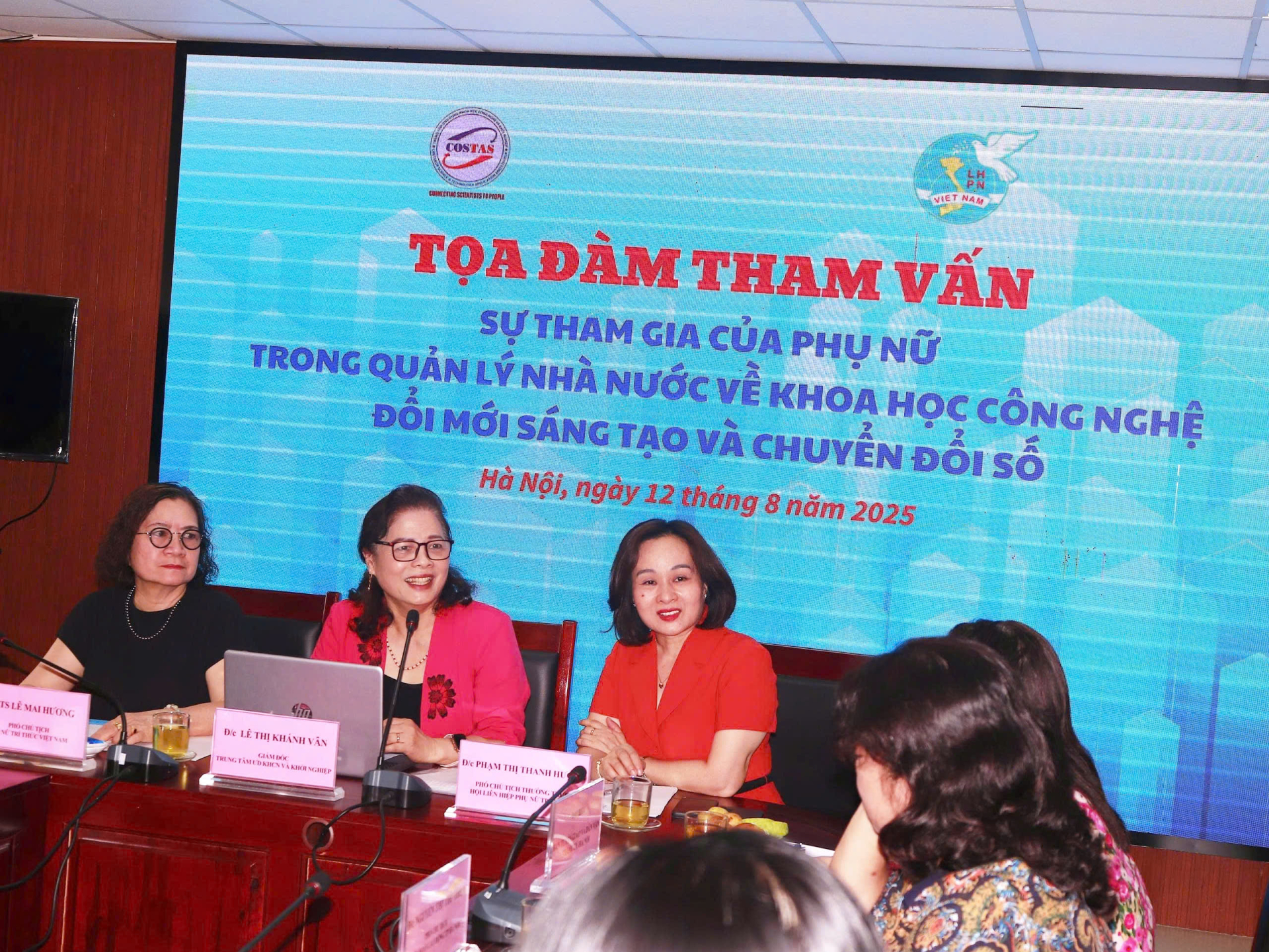 GS.TS Lê Mai Hương, Phó Chủ tịch Hội Nữ Trí thức Việt Nam; bà Phạm Thị Thanh Hương, Phó Chủ tịch thường trực Hội LHPN TP. Hà Nội; bà Lê Thị Khánh Vân, Giám đốc Trung tâm ứng dụng KHCN và Khởi nghiệp thuộc Hội Nữ trí thức Việt Nam cùng điều hành tọa đàm.