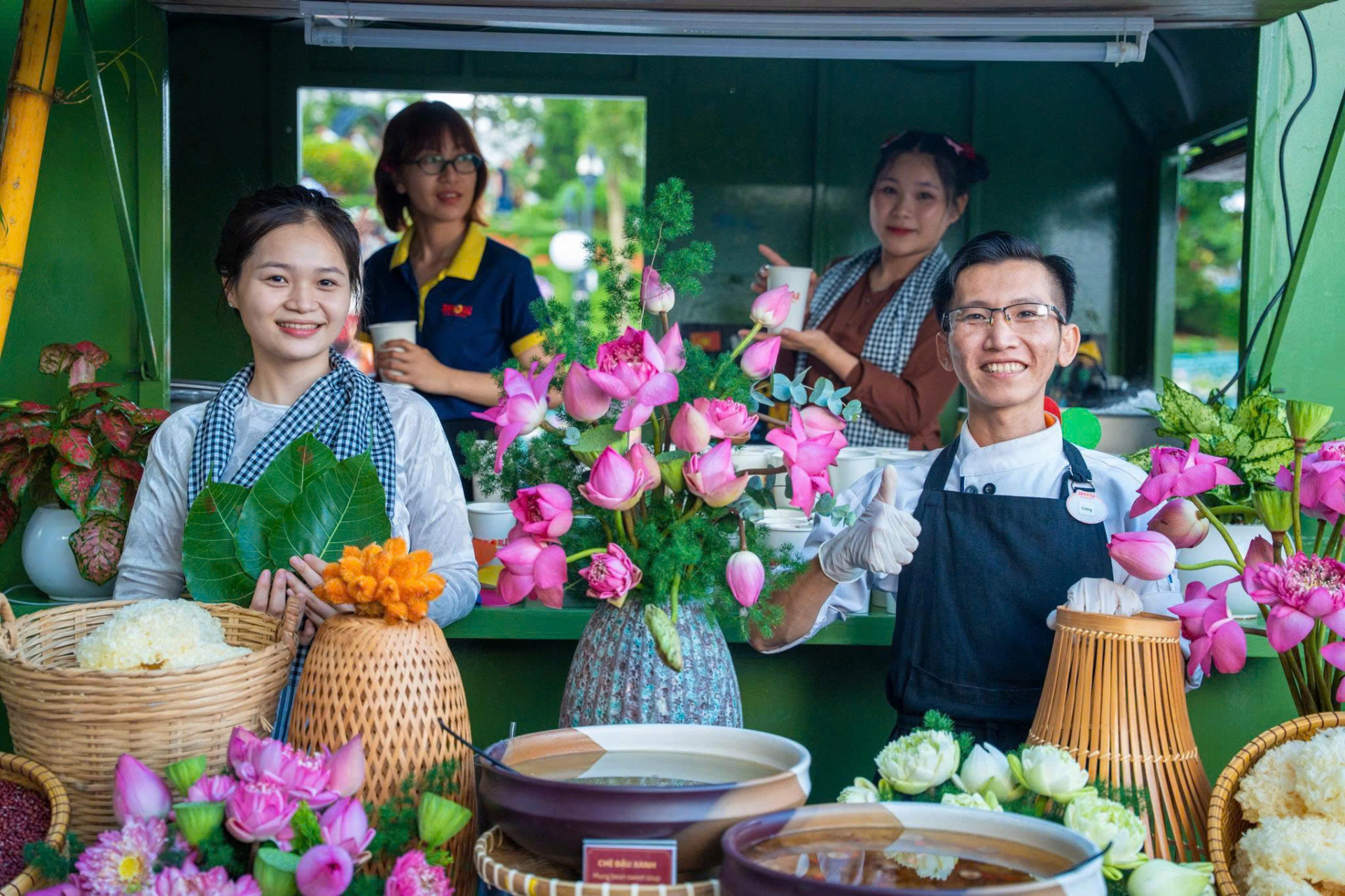Mỗi du khách đi cáp treo lên núi Bà Đen sẽ được phát lá bồ đề để đi chợ Lá. Ảnh: Sun World Ba Den Mountain.