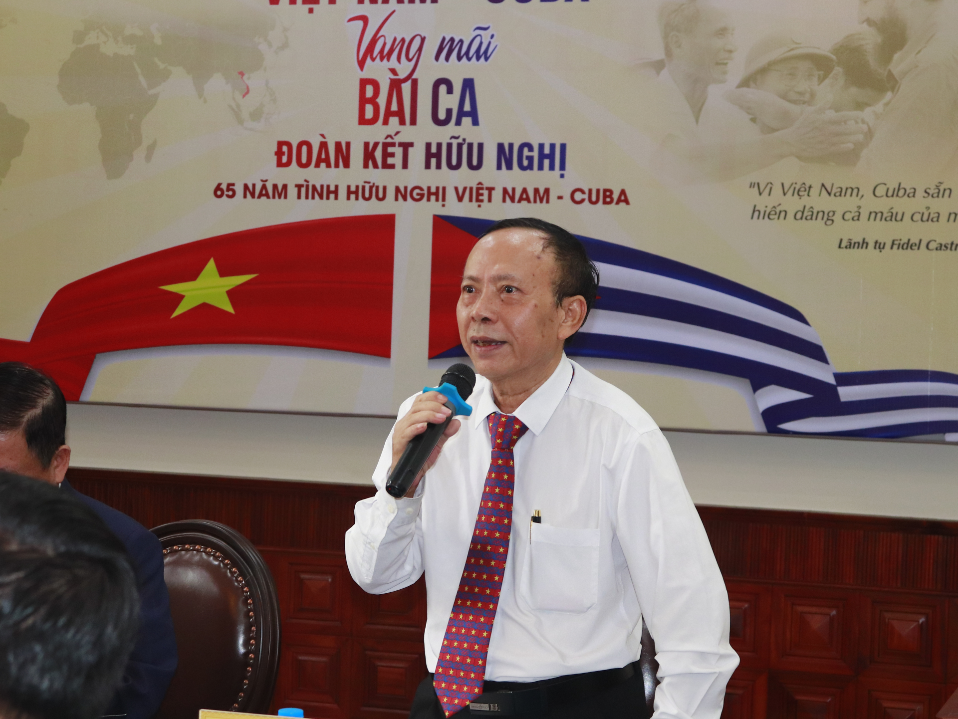 Nhà văn, nhà báo Hoàng Dự, TBT Thời báo Văn học nghệ thuật phát biểu khai mạc buổi lễ phát động sáng tác âm nhạc với chủ đề  Việt Nam -  Cuba “Vang mãi bài ca Hữu nghị”. 