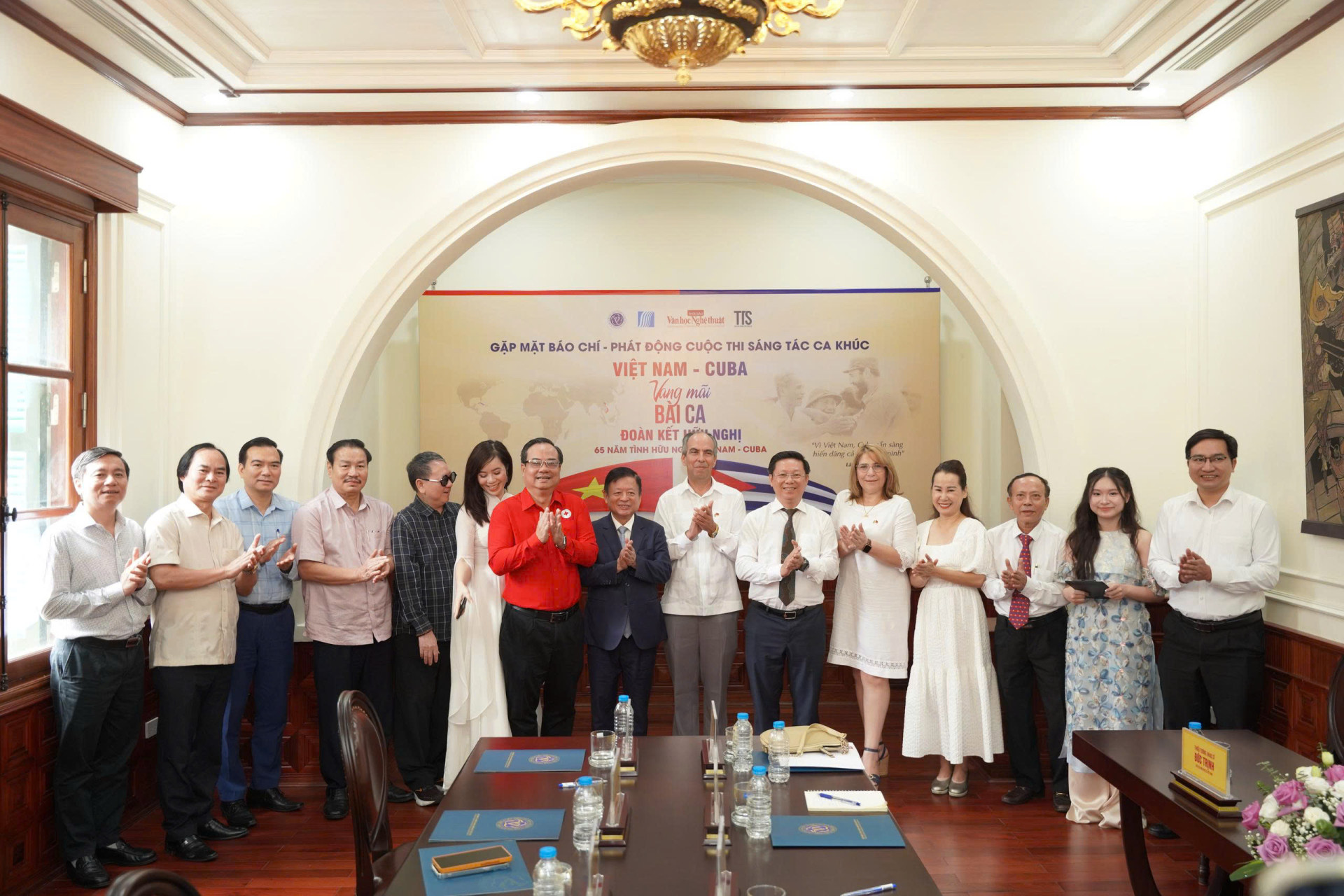 Các đại biểu, khách mời, văn nghệ sĩ, nhạc sĩ chụp ảnh lưu niệm.