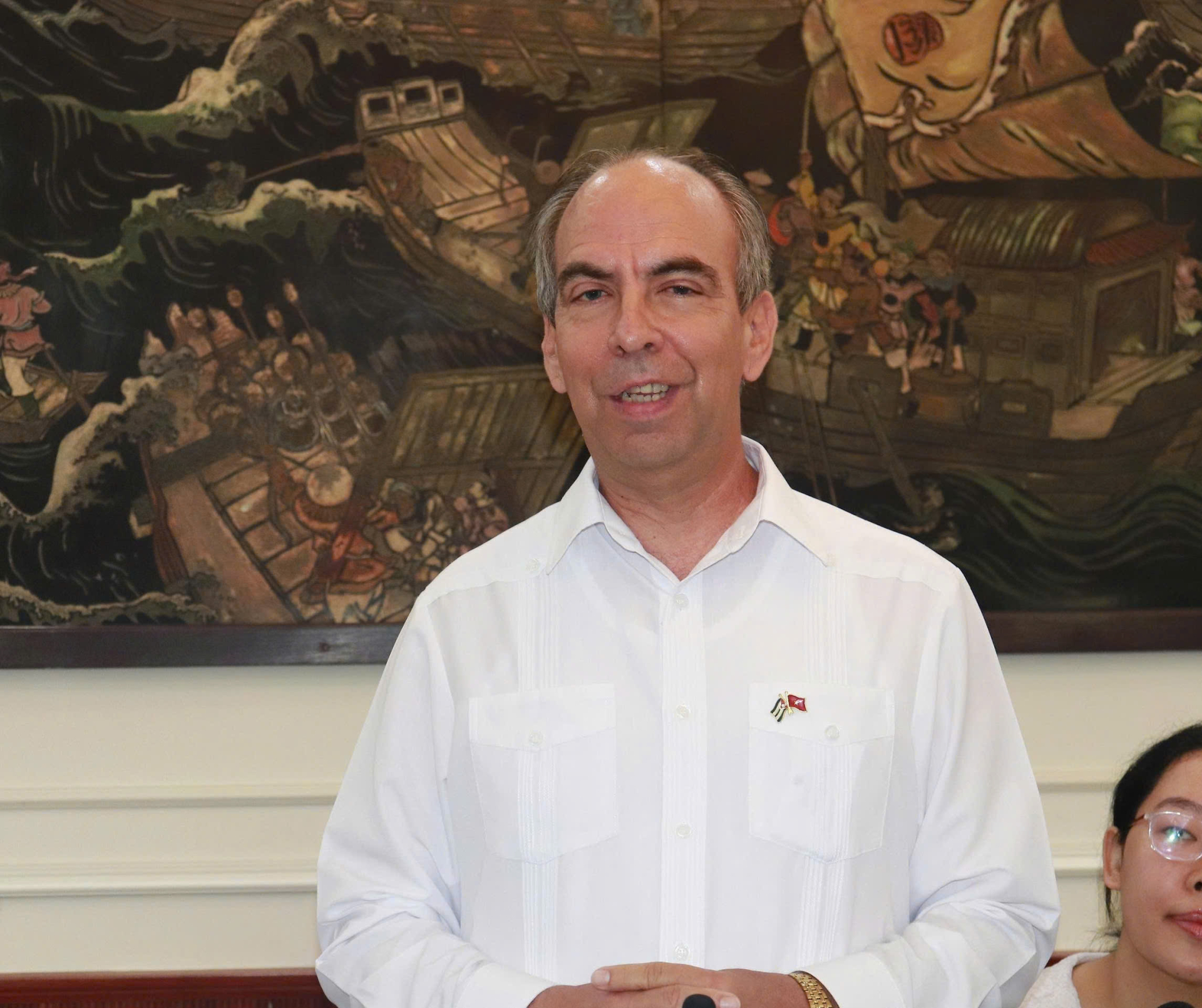 Đại sứ đặc mệnh toàn quyền nước Cộng Hòa CubBa tại Việt Nam Rogelio Polanco Fuentes bày tỏ xúc động trước tình cảm của nhân dân Việt Nam dành cho nhân dân Cuba tại buổi lễ phát động sáng tác âm nhạc với chủ đề  Việt Nam -  Cuba “Vang mãi bài ca Hữu nghị”.