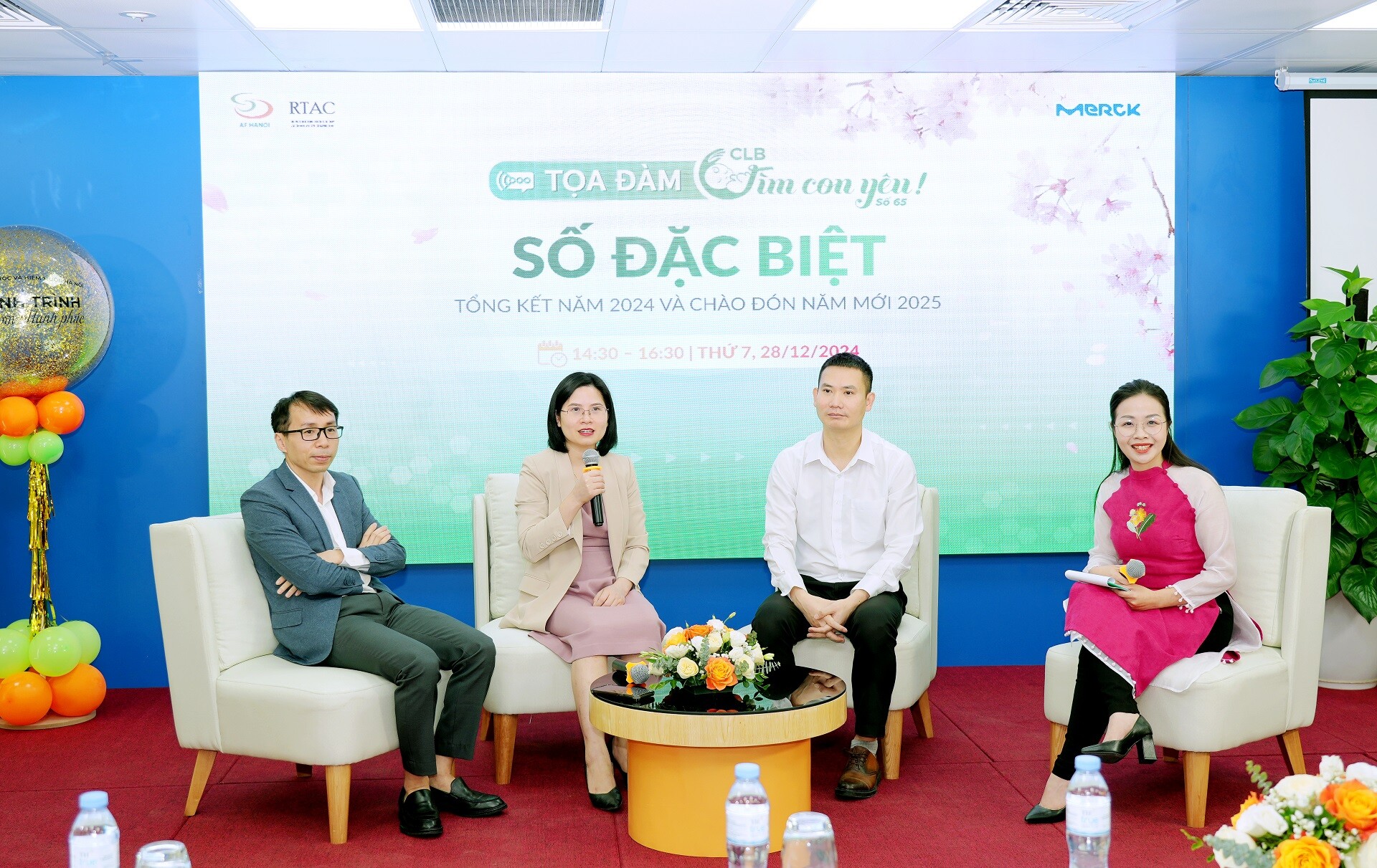Ngoài những buổi Livestream, những năm qua, AF HANOI cũng tổ chức nhiều buổi tọa đàm trực tiếp, tư vấn, giải đáp thắc mắc và cung cấp kiến thức về sức khỏe sinh sản và sản phụ khoa cho những cặp vợ chồng hiếm muộn mong muốn tìm con yêu. 