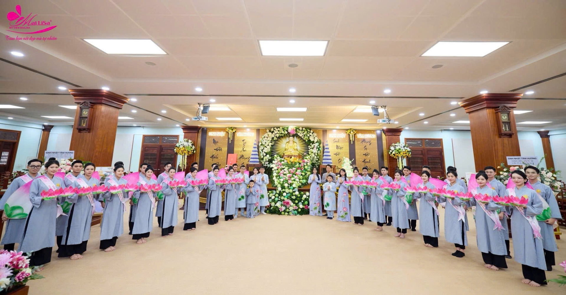 Trong tiếng chuông chùa ngân vang, mọi người cùng tham gia nghi thức tụng Kinh Dược Sư, lắng nghe pháp thoại về hiếu đạo do Thượng tọa Thích Giác Dũng thuyết giảng. Hình ảnh tập thể Mailisa mặc áo lam đồng ca những ca khúc Phật giáo đã tạo nên một không khí thiêng liêng, khác biệt hoàn toàn so với những buổi sinh nhật thường thấy nơi ánh đèn sân khấu.