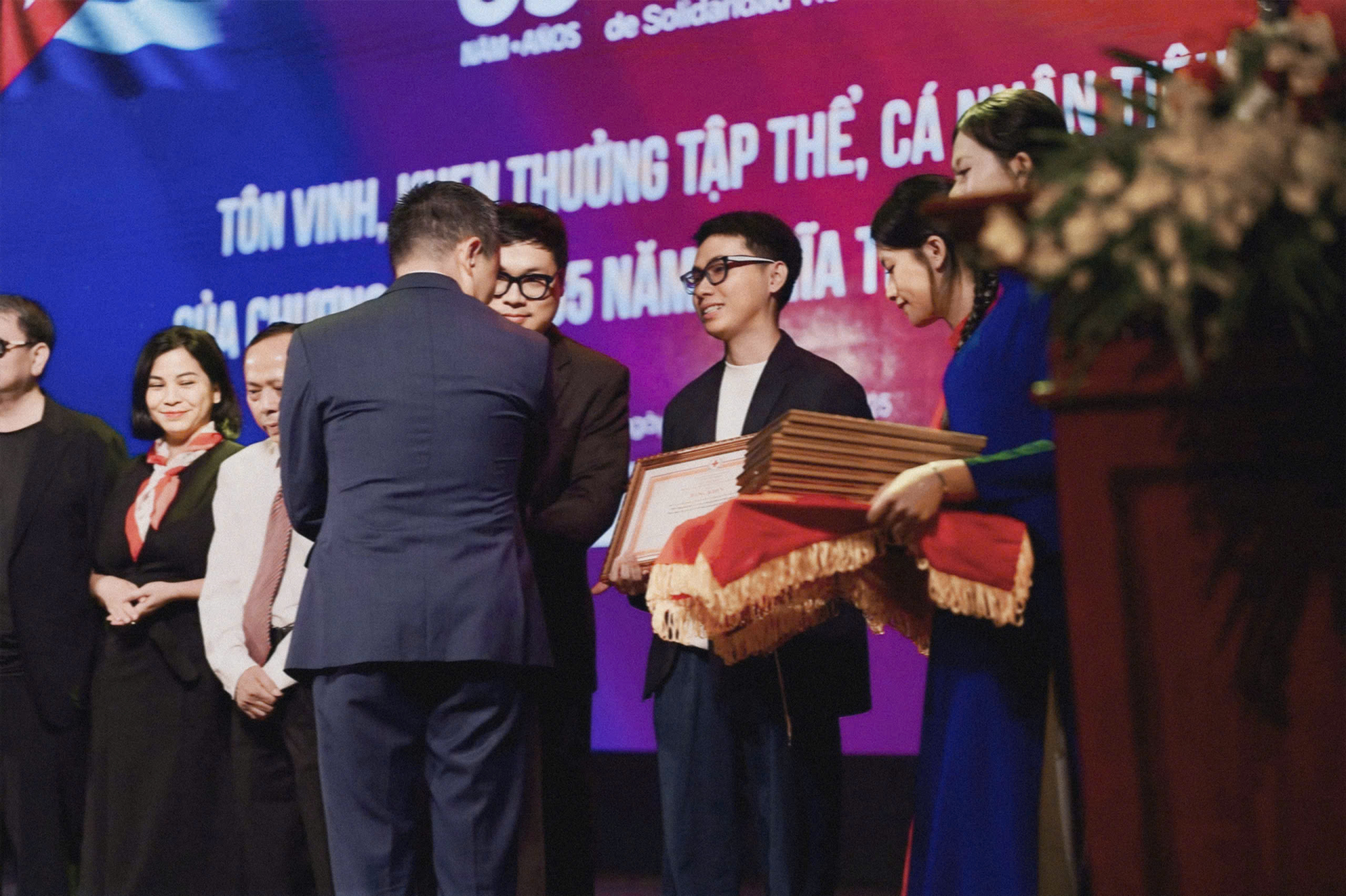 Phó TGĐ Công ty CP Tập đoàn Truyền thông Tri thức số TTS, Đạo diễn trẻ Đồng Công Hiếu đại diện TTS nhận bằng khen của BTC.