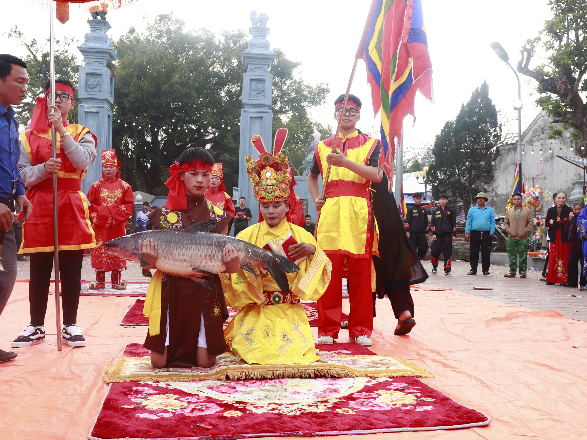 Một chàng trai khỏe mạnh độ tuổi từ 16 - 20 chưa lập gia đình được chọn để thực hiện nghi thức Rước cá.