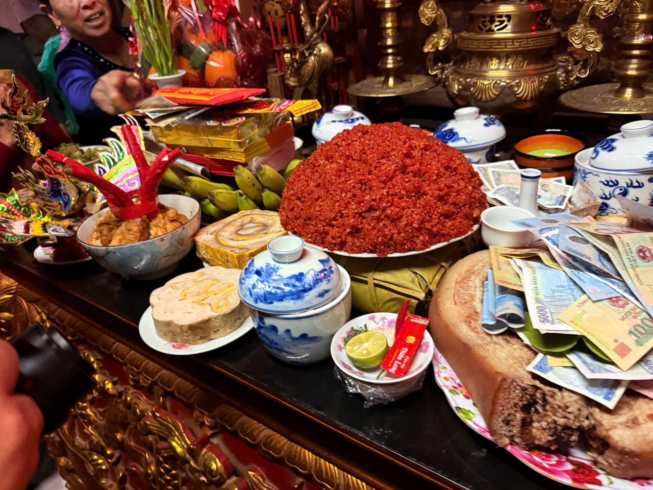 Các làng, xóm, nghệ nhân sẽ dâng lên những mâm cỗ cúng Thánh, sau đó BTC sẽ tiến hành chấm thi và trao giải cho mâm cỗ đẹp, hấp dẫn và đặc sắc.