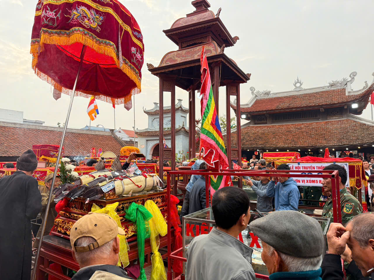Lễ hội Đền Gin là một lễ hội độc đáo của xã Nam Minh, tỉnh Ninh Bình được tổ chức vào ngày 10 tháng Chạp âm lịch hằng năm nhằm tưởng nhớ công lao của Tướng công Long Kiều (Kiều Công Hãn) - danh tướng có công lớn giúp Ngô Quyền đánh đuổi quân xâm lược Nam Hán.