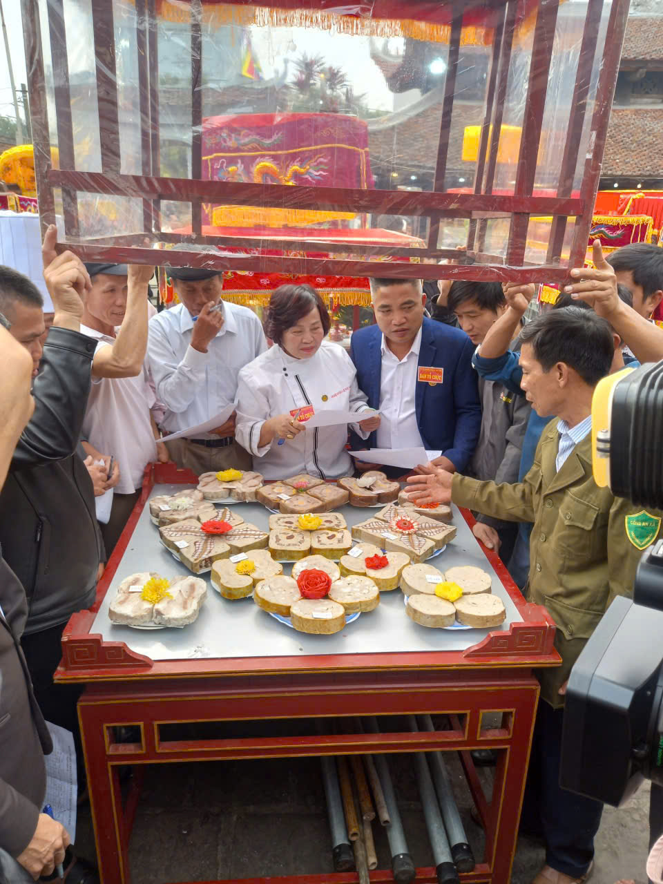 Ban tổ chức chấm các mâm cỗ và kiệu cá tham gia tại Lễ hội.