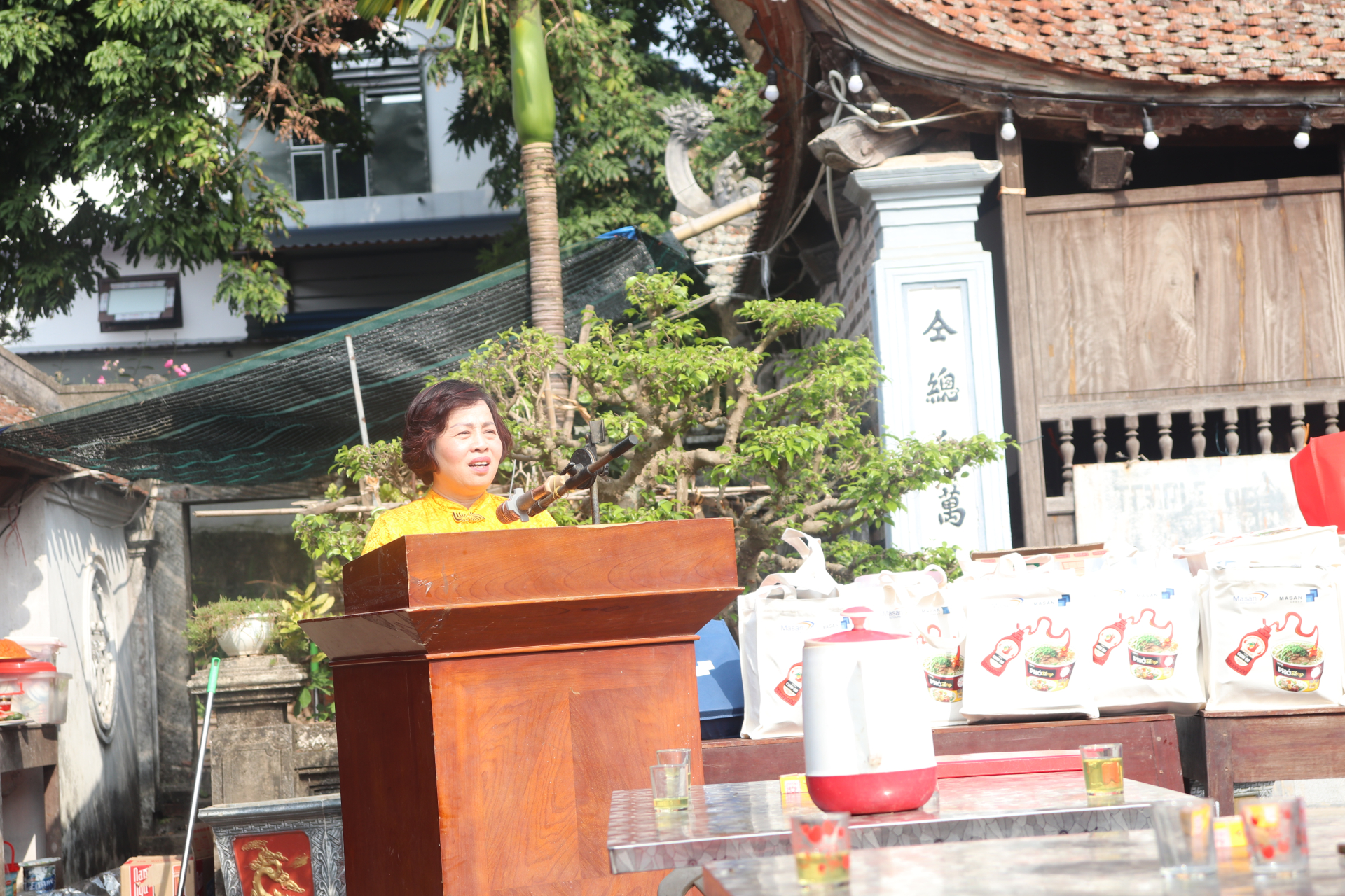 Nghệ nhân Lê Thị Thiết, Phó Chủ tịch Hiệp hội Văn hóa ẩm thực Việt Nam, Chủ tịch Hiệp hội Văn hóa ẩm thực tỉnh Ninh Bình phát biểu tại buổi tổng kết và trao giải cuộc thi kiệu cá, thi cỗ dâng Thánh Lễ hội Đền Gin năm nay.