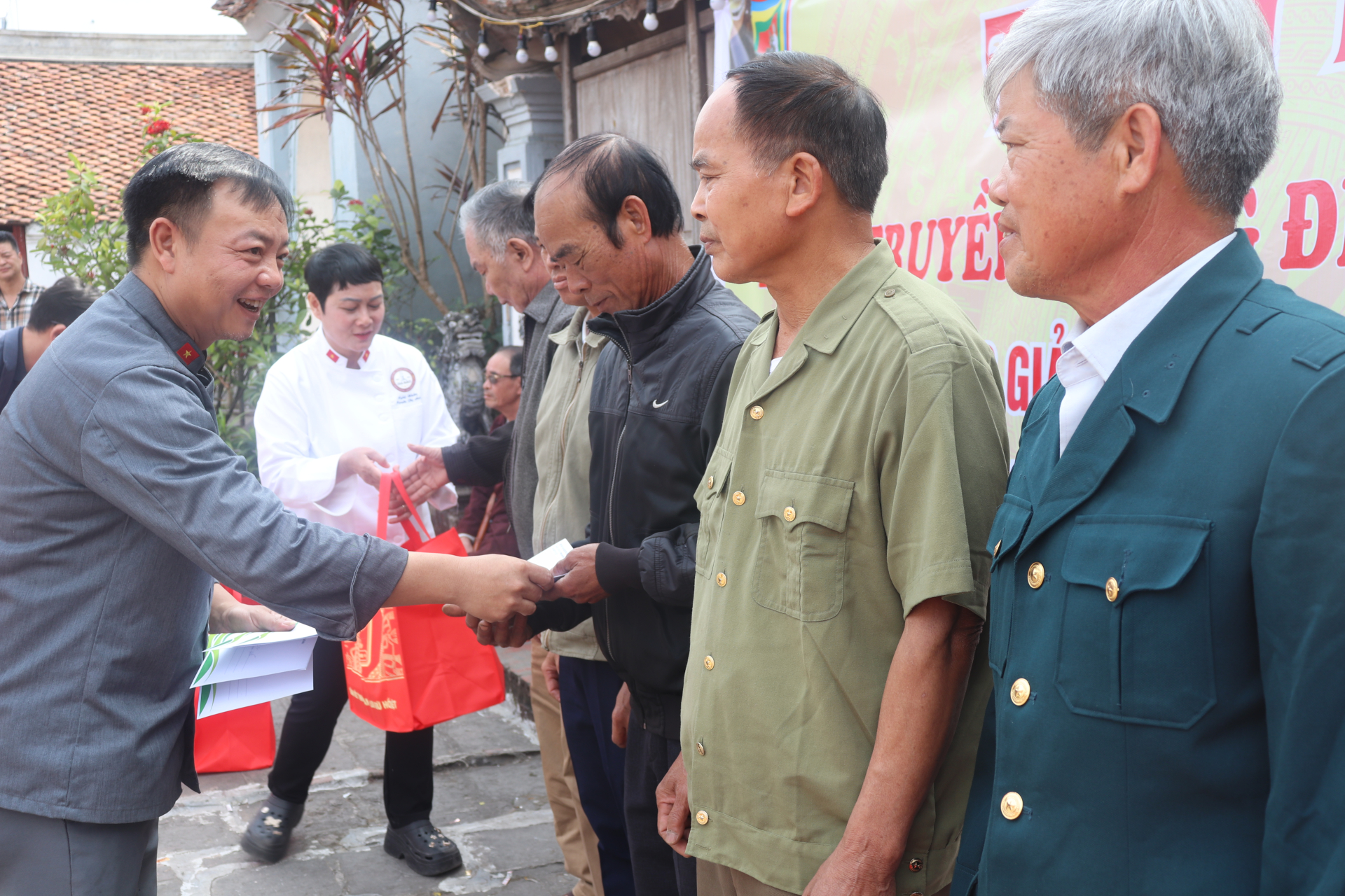 Nghệ nhân Lê Thị Thiết và các Nghệ nhân, chuyên gia ẩm thực, nhà tài trợ trao giải thưởng cho đại diện các thôn, xóm đạt giải nấu cỗ dâng Thánh.