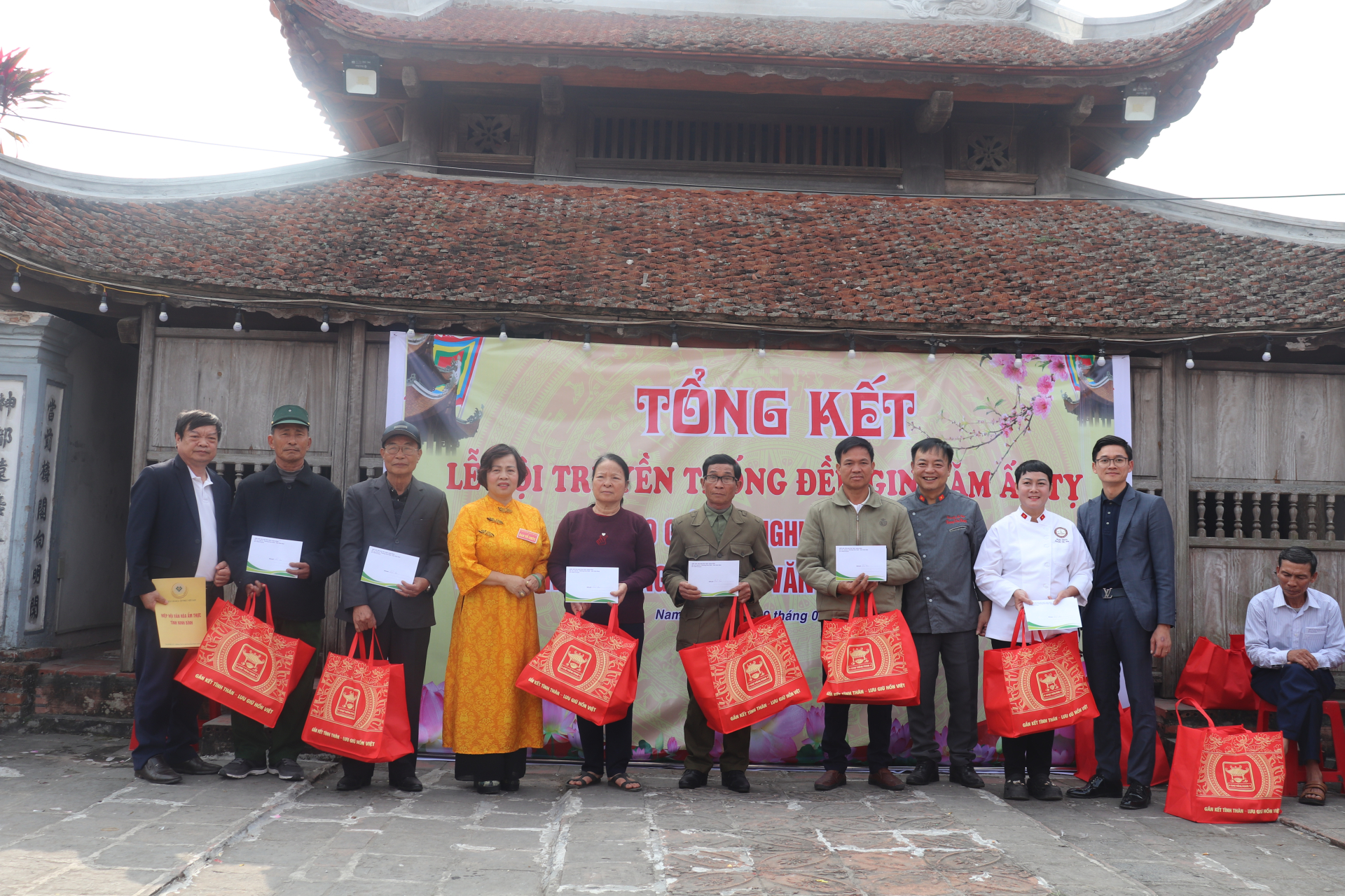 Ban tổ chức và các Nghệ nhân chụp ảnh lưu niệm cùng đại diện các thôn, xóm đạt giải tại cuộc thi nấu cỗ kính Thánh năm nay.