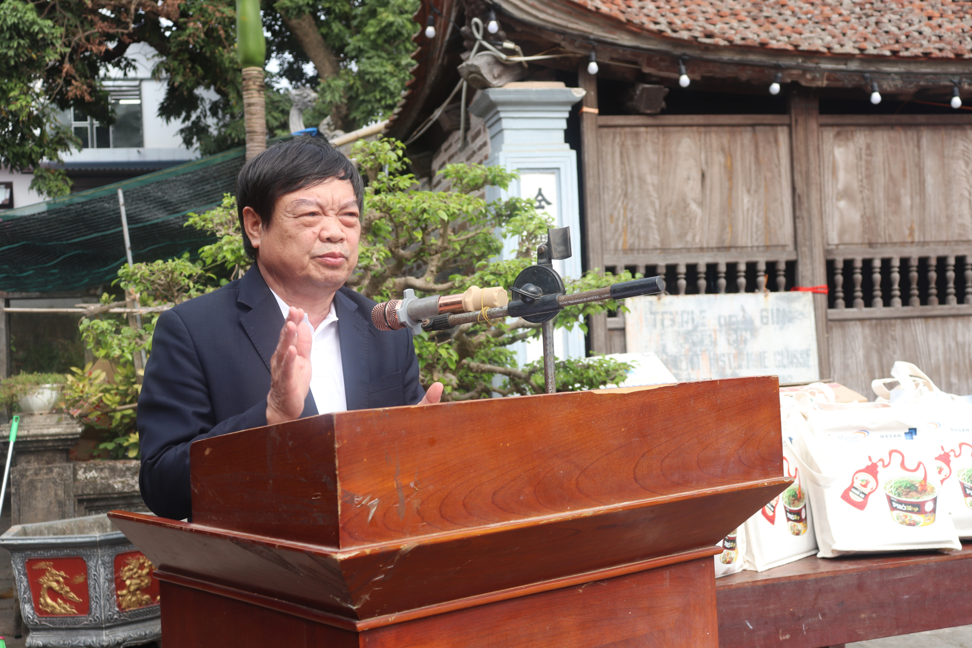 Ông Nguyễn Văn Thư, Tổng Thư ký Hiệp hội Văn hóa ẩm thực tỉnh Ninh Bình công bố Quyết định công nhận và trao tặng Danh hiệu Nghệ nhân Văn hóa ẩm thực cho 6 cá nhân.