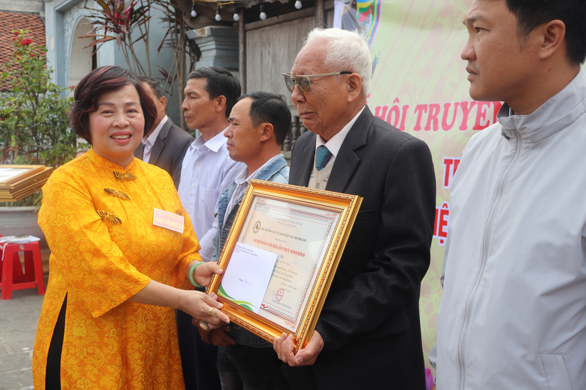 Nghệ nhân Lê Thị Thiết, PCT Hiệp hội Văn hóa ẩm thực Việt Nam, Chủ tịch Hiệp hội Văn hóa ẩm thực tỉnh Ninh Bình trao tặng danh hiệu Nghệ nhân văn hóa ẩm thực cho 6 Nghệ nhân.