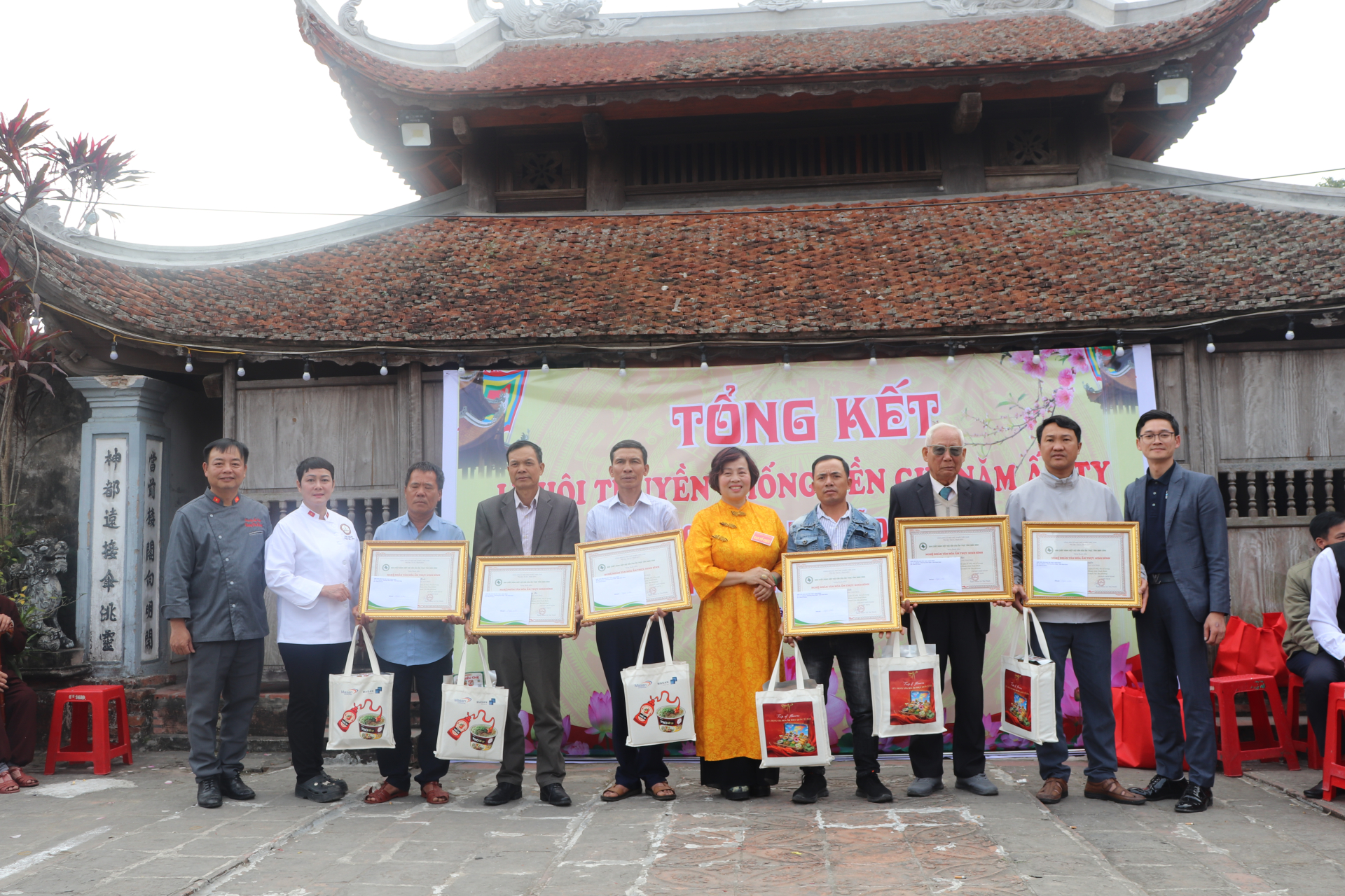 Chủ tịch Hiệp hội Văn hóa ẩm thực tỉnh Ninh Bình và các nghệ nhân chụp ảnh lưu niệm.