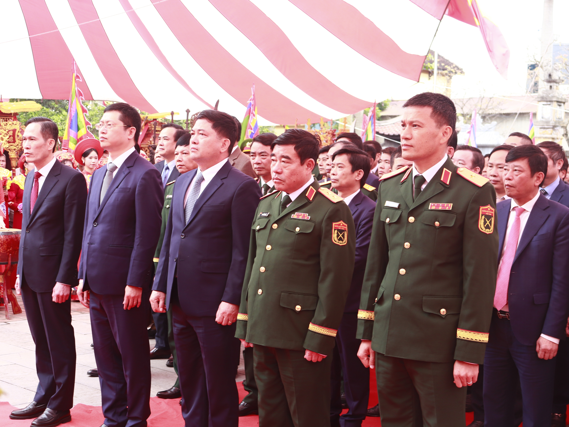 Bí thư Tỉnh ủy Bắc Ninh Nguyễn Hồng Thái và các đại biểu dự khai hội Kinh Dương Vương - Vua Thủy Tổ Việt Nam sáng 4.3.