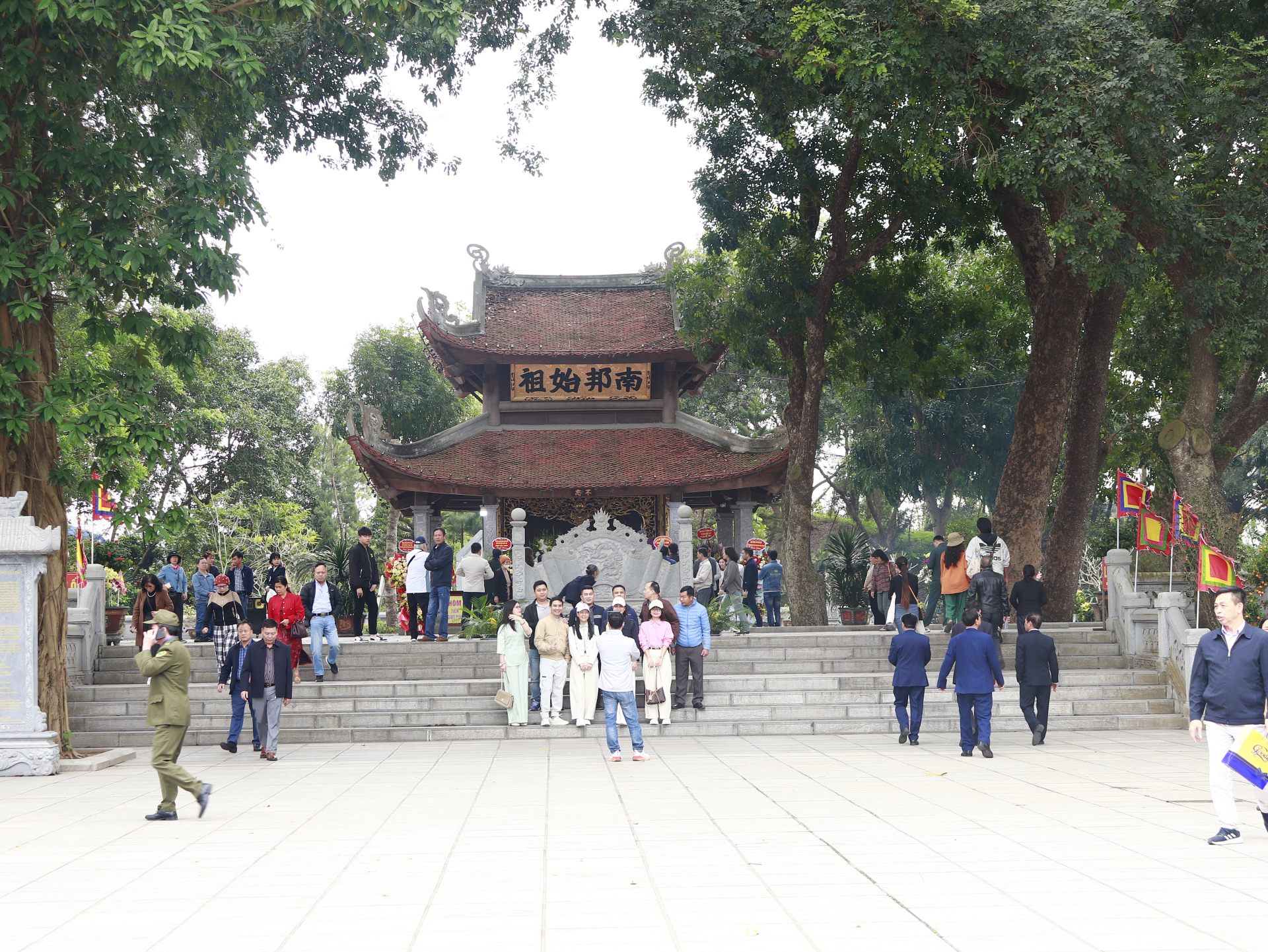 Lễ hội Kinh Dương Vương thu hút đông đảo người dân và du khách tham dự.