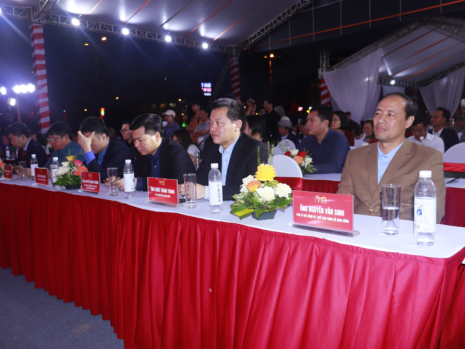 Các đại biểu lãnh đạo tỉnh Ninh Bình, lãnh đạo các Sở, Ban, ngành và chính quyền sở tại tham dự lễ khai mạc.