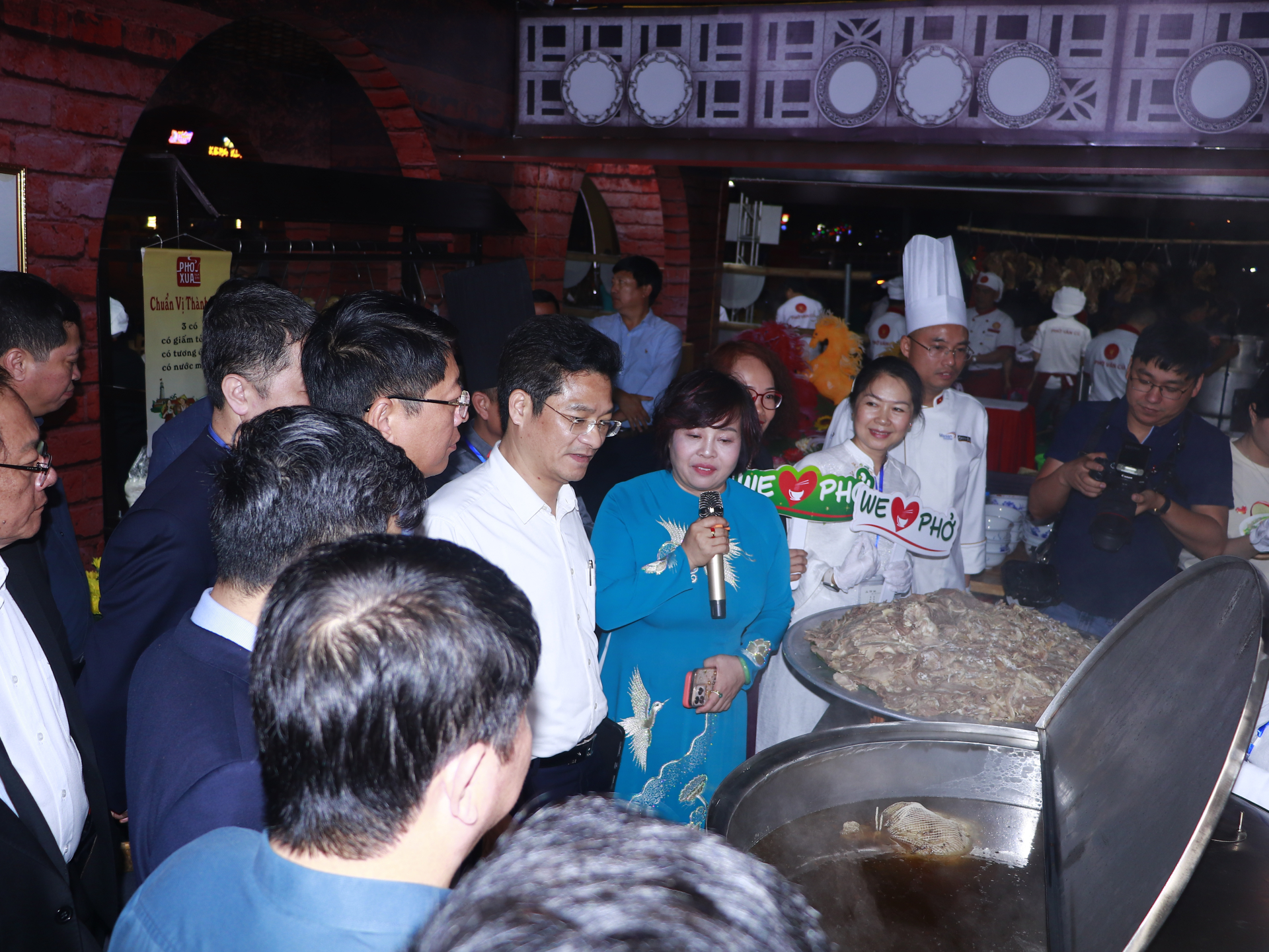 Nghệ nhân Lê Thị Thiết giới thiệu về các nhãn hiệu phở nổi tiếng tại không gian Festival Phở 2026.