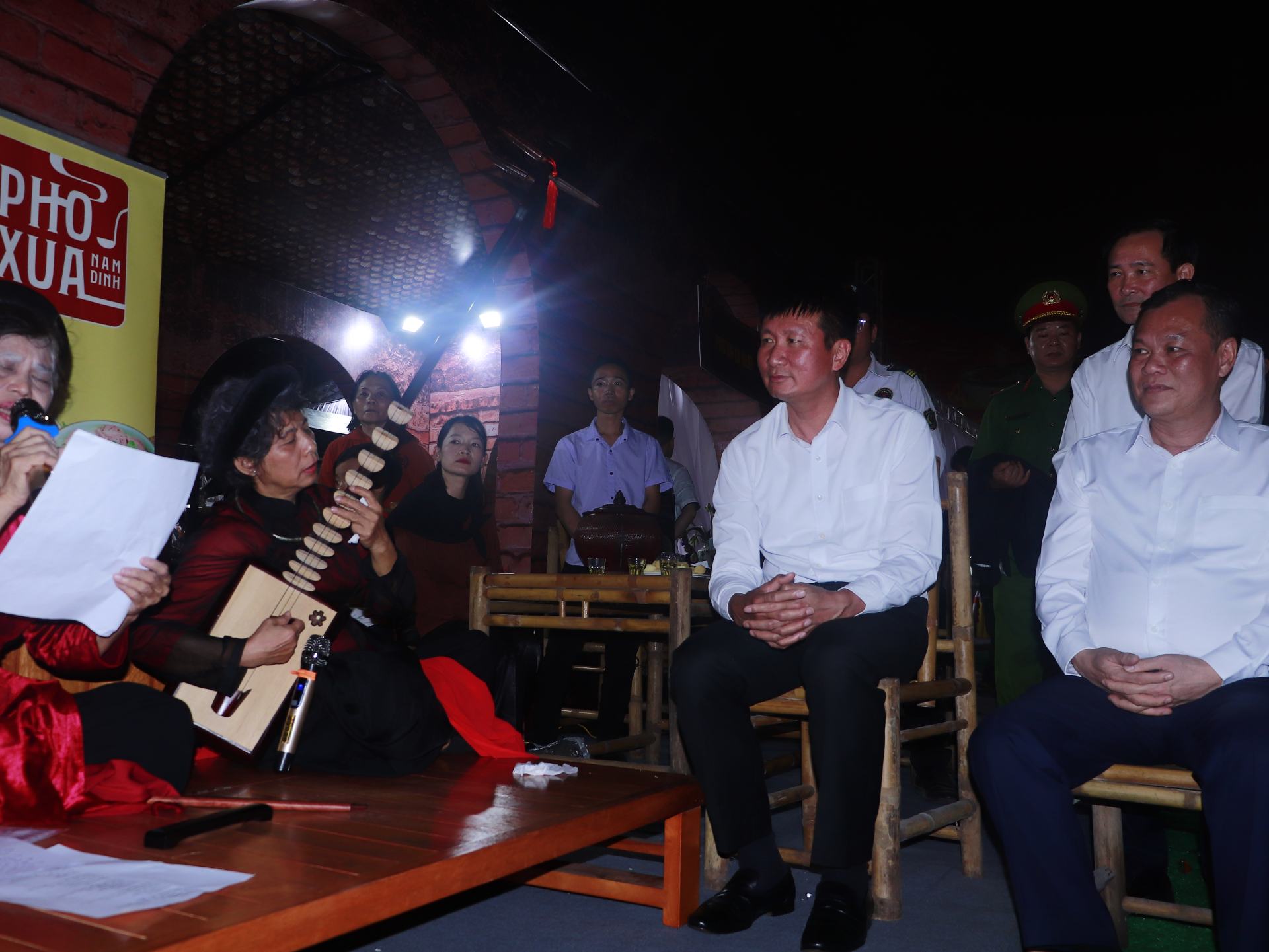 Và thưởng thức ca trù hát về phở trong không gian văn hóa phở.