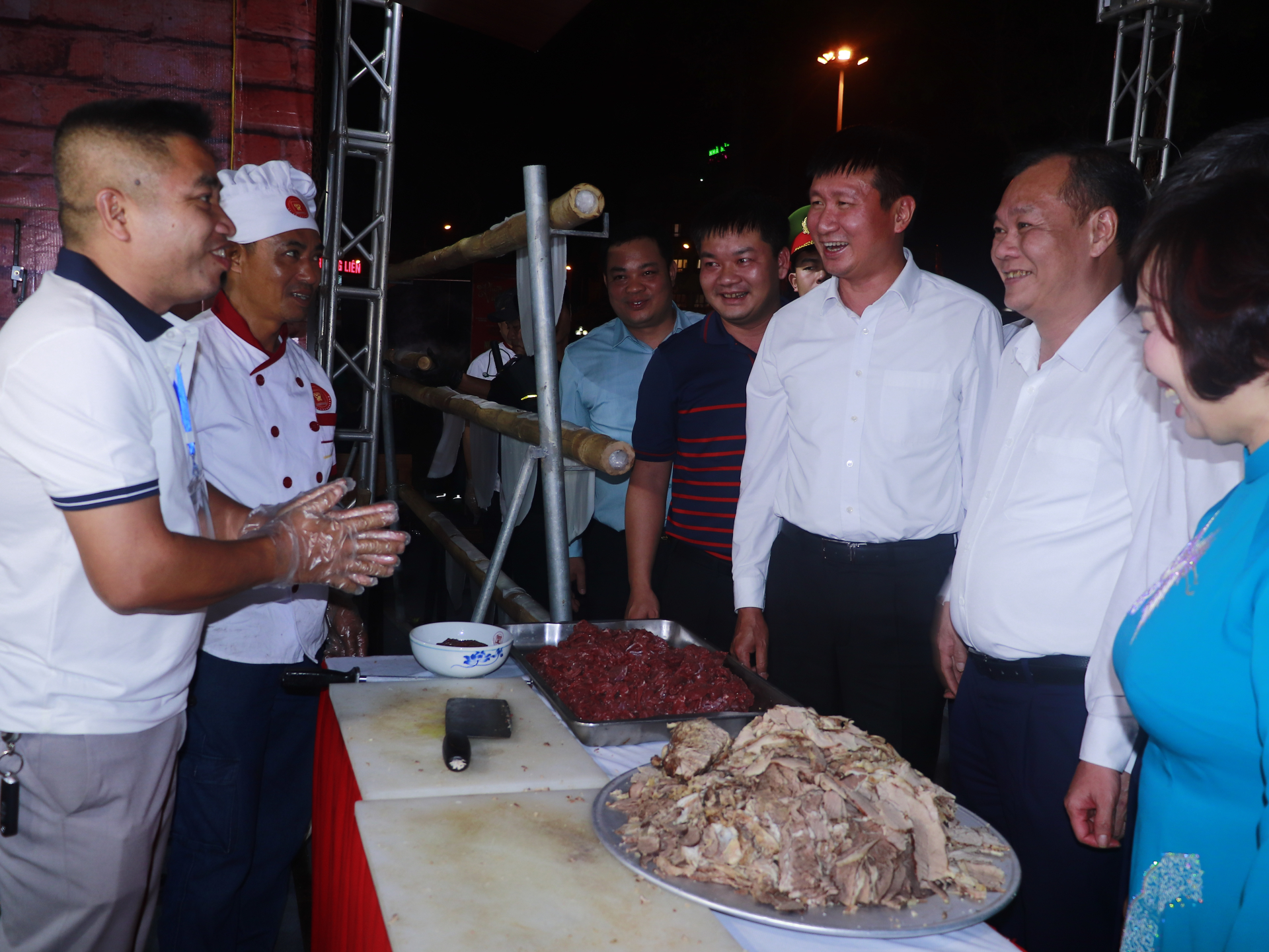 Ủy viên Trung ương Đảng, Bí thư Tỉnh Ủy Ninh Bình Trần Huy Tuấn thăm gian hàng của làng nghề phở Vân Cù.