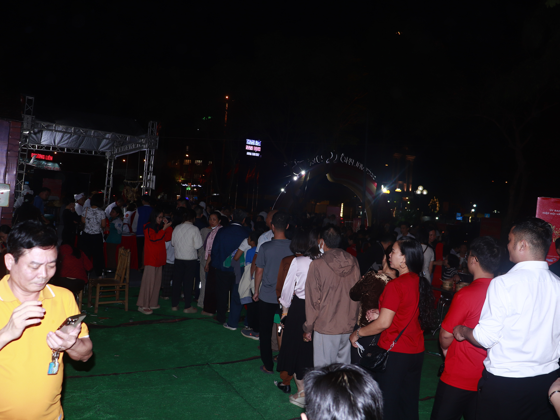 Nhiều người dân cho biết, họ rất hào hứng tham gia sự kiện đặc biệt này. Nhiều người đến từ sớm và vẫn vui vẻ xếp hàng chờ tới lượt để thưởng thức tô phở được chế biến bởi các nghệ nhân 3 miền.